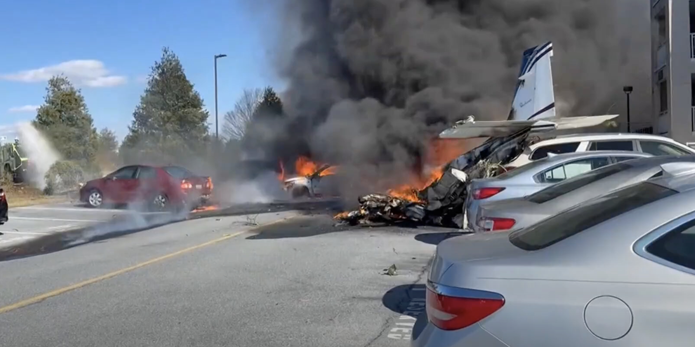 Cars engulfed in flames | Source: YouTube/diarioas