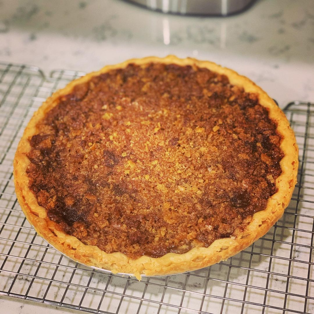 Apple pie resting on kitchen counter | Source: Instagram