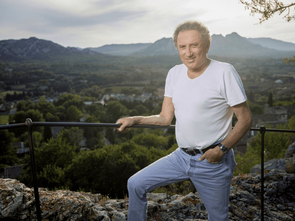 EYGALIERES, FRANCE - 08 SEPTEMBRE : Le journaliste et animateur de télévision Michel Drucker est photographié pour Paris Match le 8 septembre 2018 à Eygalières, France. | Photo : Getty Images