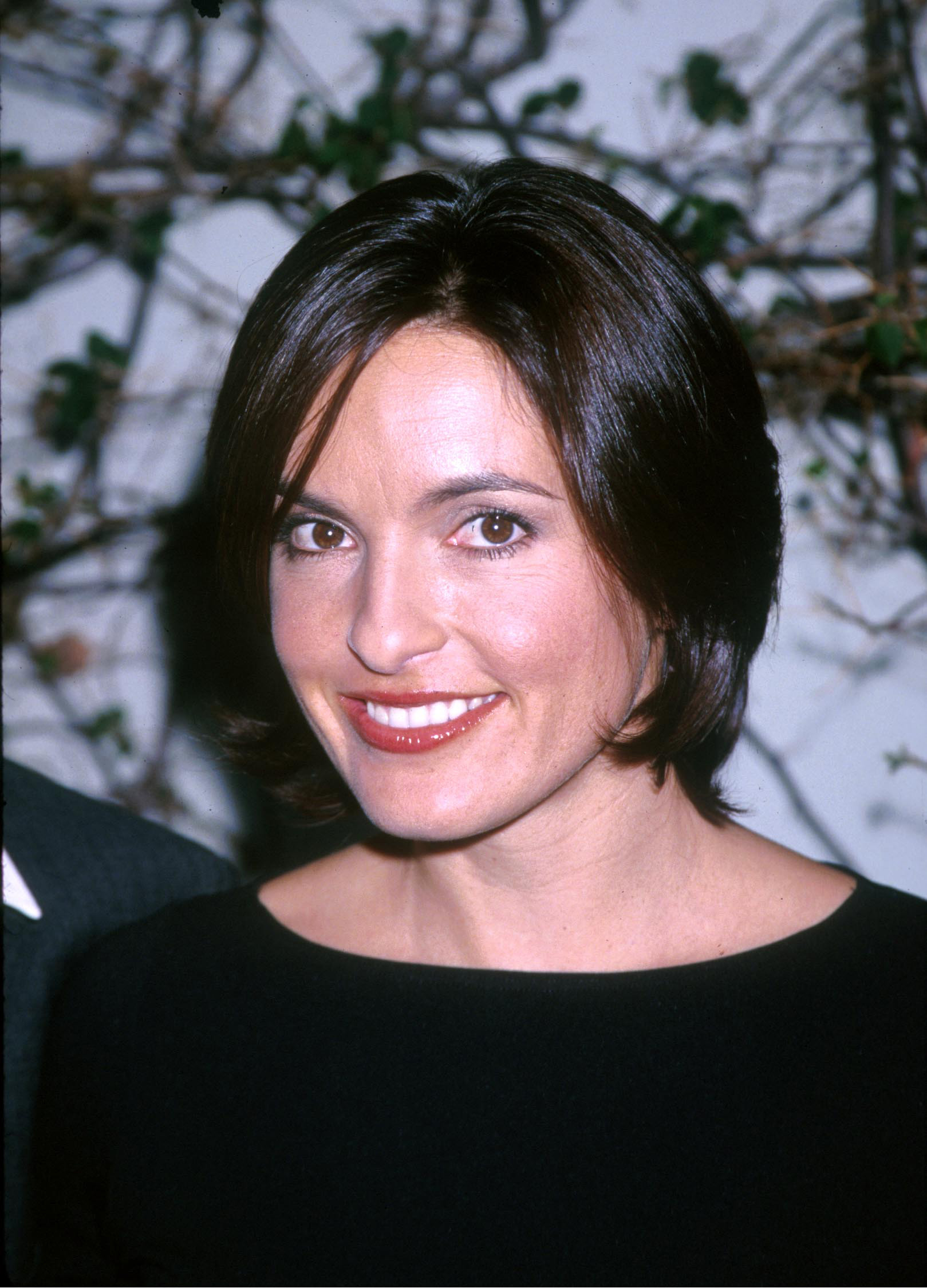By 1999, the year SVU debuted, Hargitay had already made her first bold chop — a sleek, chin-length dark bob with softly flipped ends frames her face at an NBC cocktail party in Pasadena.