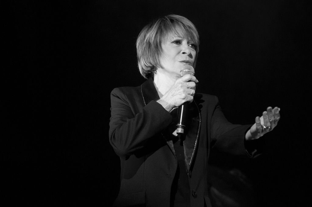 Alice Dona se produit sur scène lors d'un concert à L'Alhambra Paris | Source : Getty Images