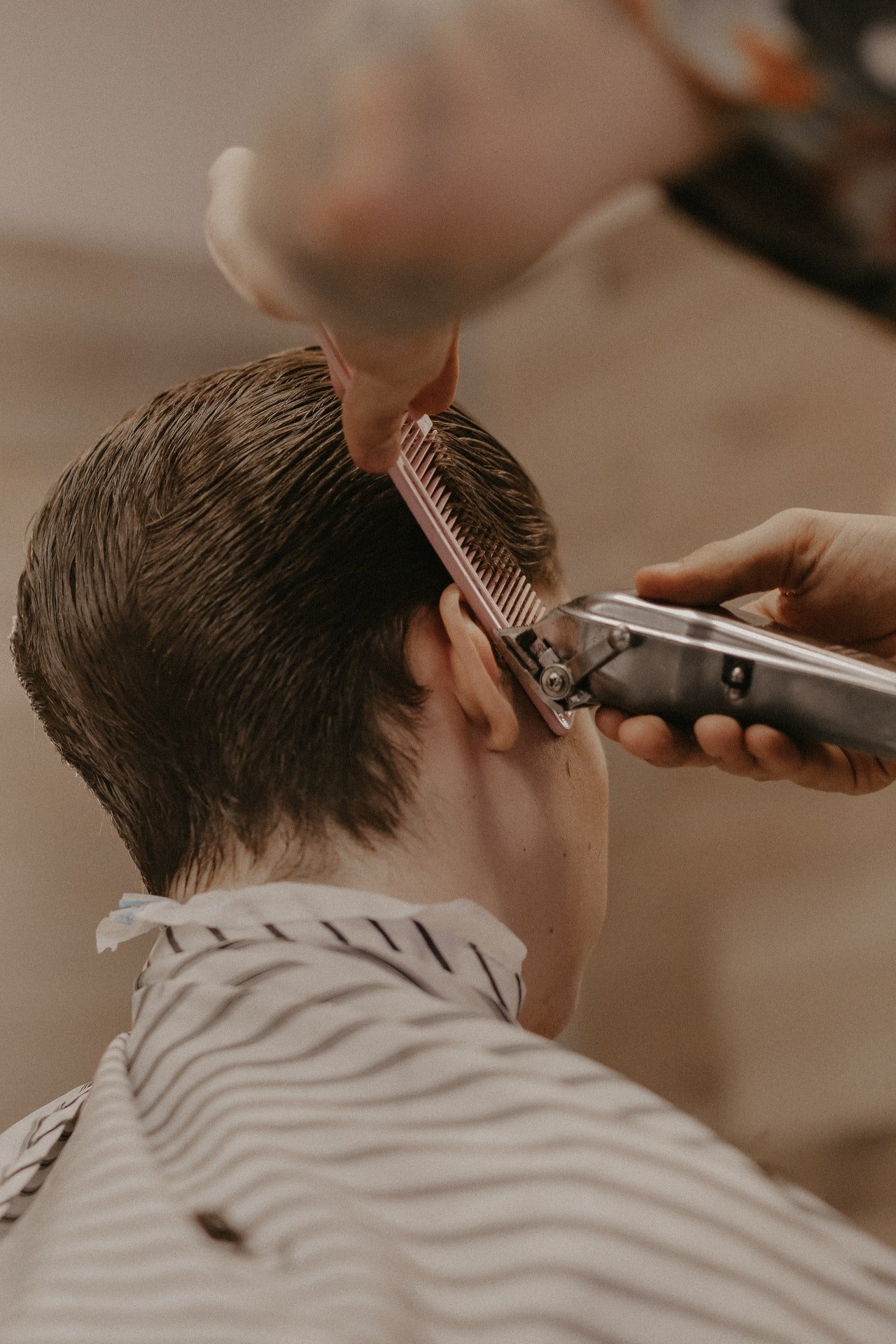 Young boy having a hair cut | Photo: Pexels