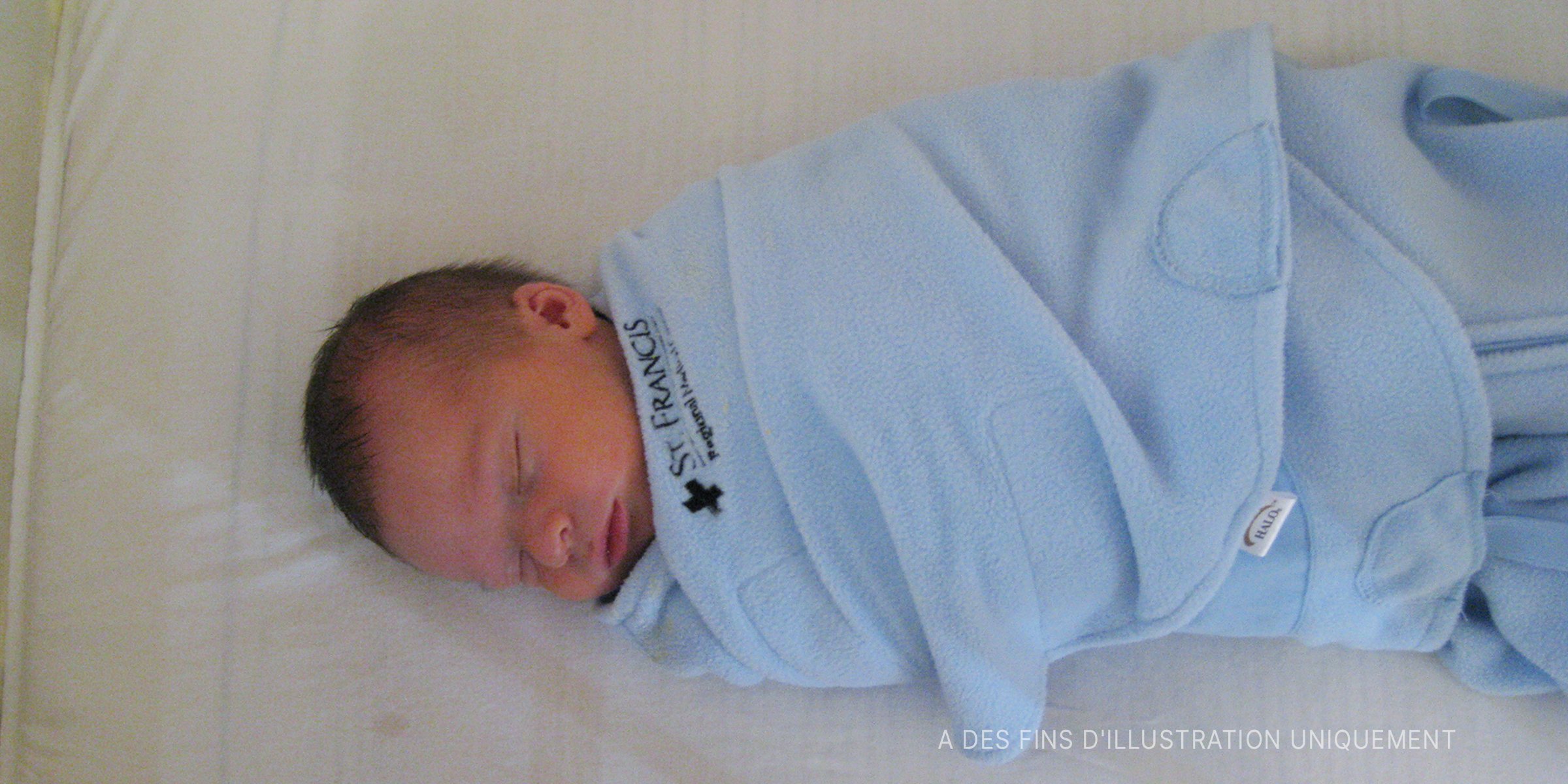 Un bébé emmailloté dans une couverture bleue | Flickr / EtanSivad (CC BY-SA 2.0)