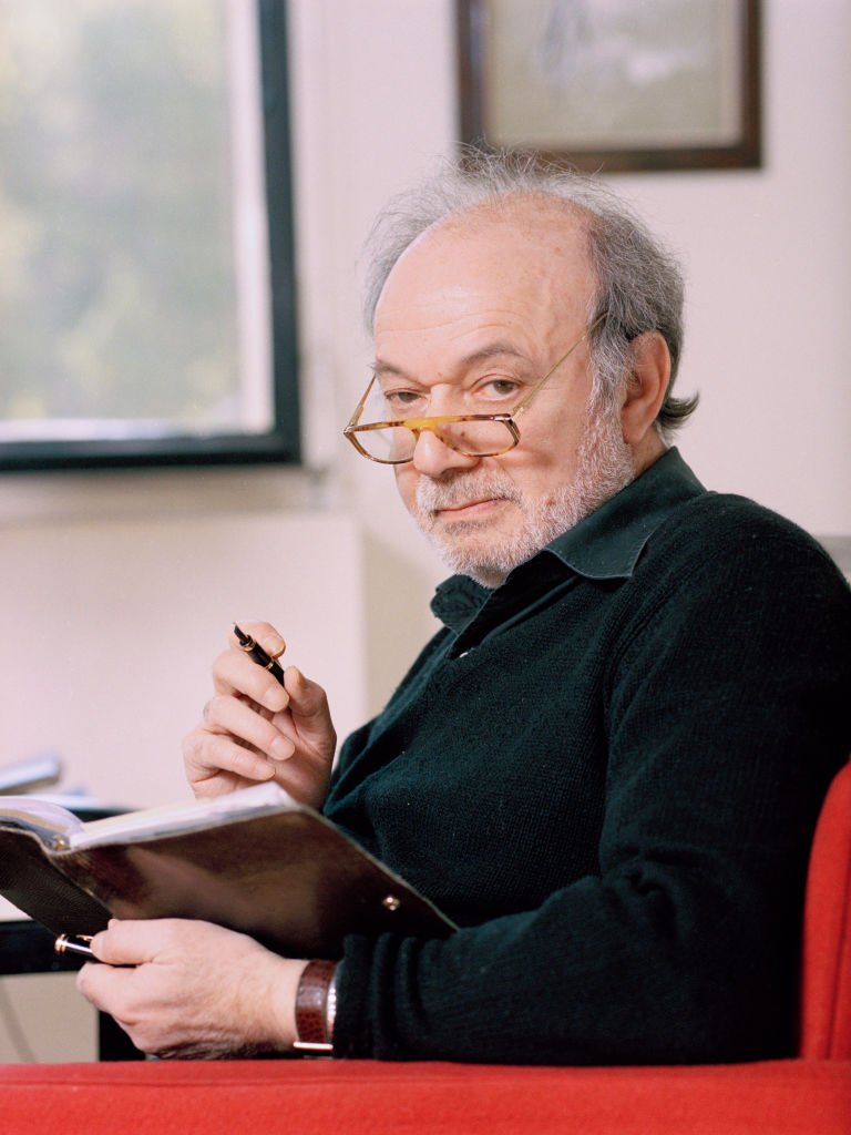 Le réalisateur et producteur Claude Langmann alias Claude Berri chez lui, où il collectionne les oeuvres d'art moderne. | Photo : Getty Images