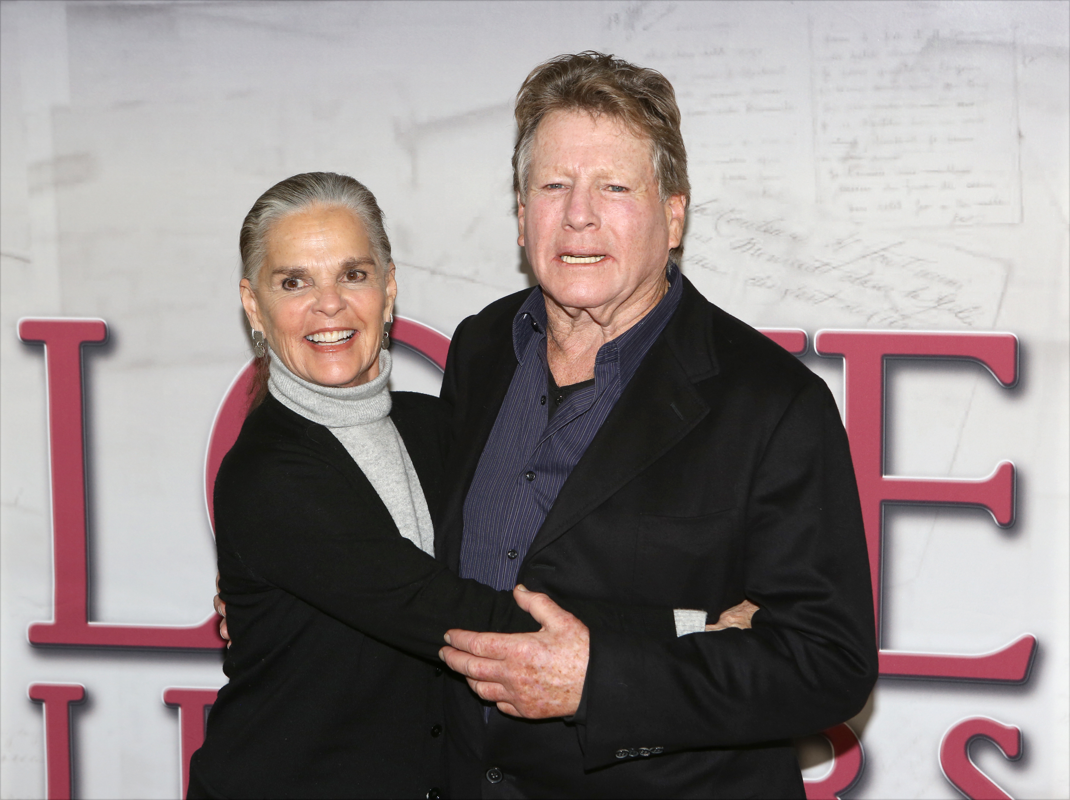 Ali MacGraw and Ryan O'Neal at a photo call for "Love Letters" at The Shelter Studios Penthouse on February 24, 2015, in New York City | Source: Getty Images