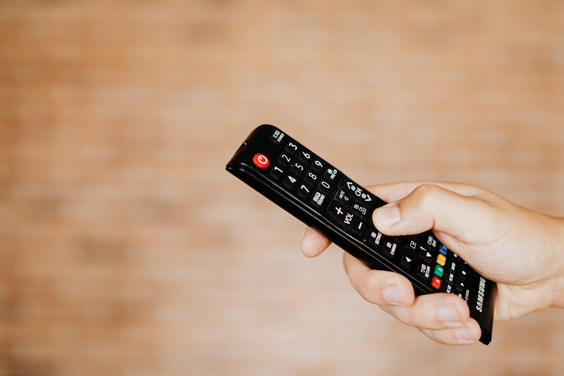 A man holding a remote | Source: Pexels