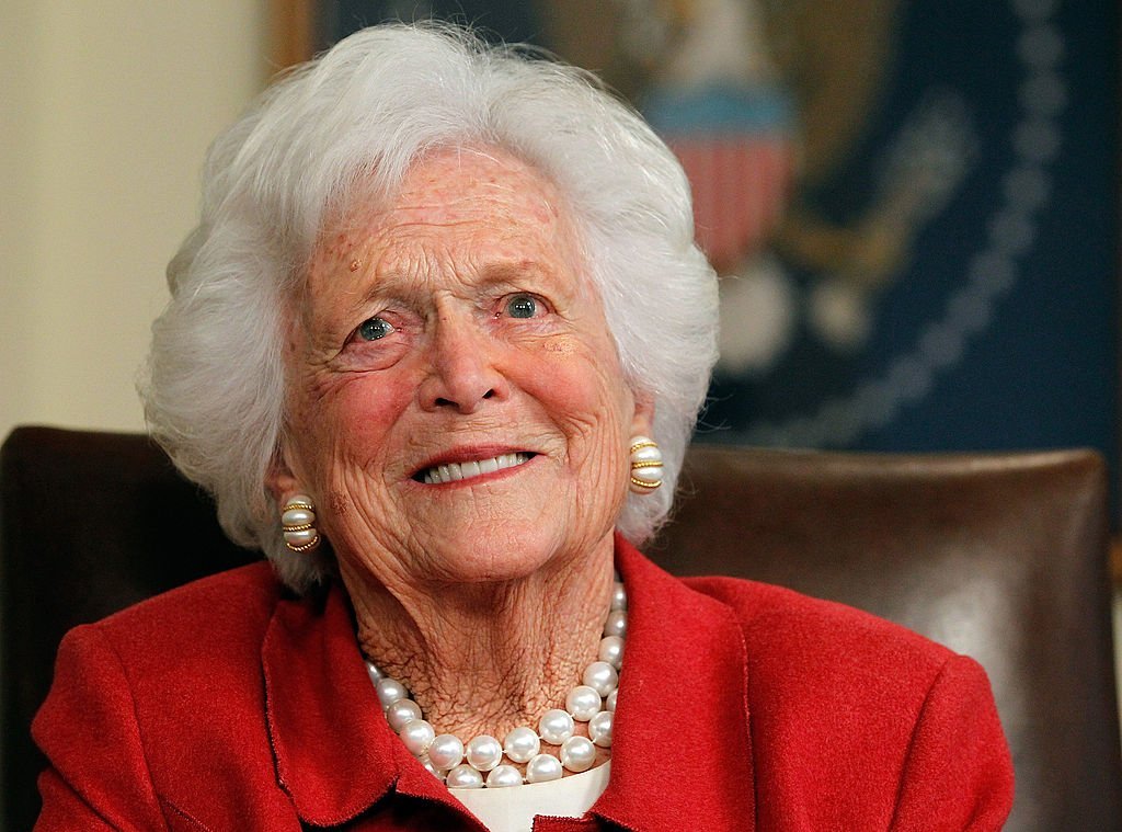 Barbara Bush talks with Republican presidential candidate, former Massachusetts Gov. Mitt Romney at Former President George H. W. Bush's office | Photo: Tom Pennington/Getty Images