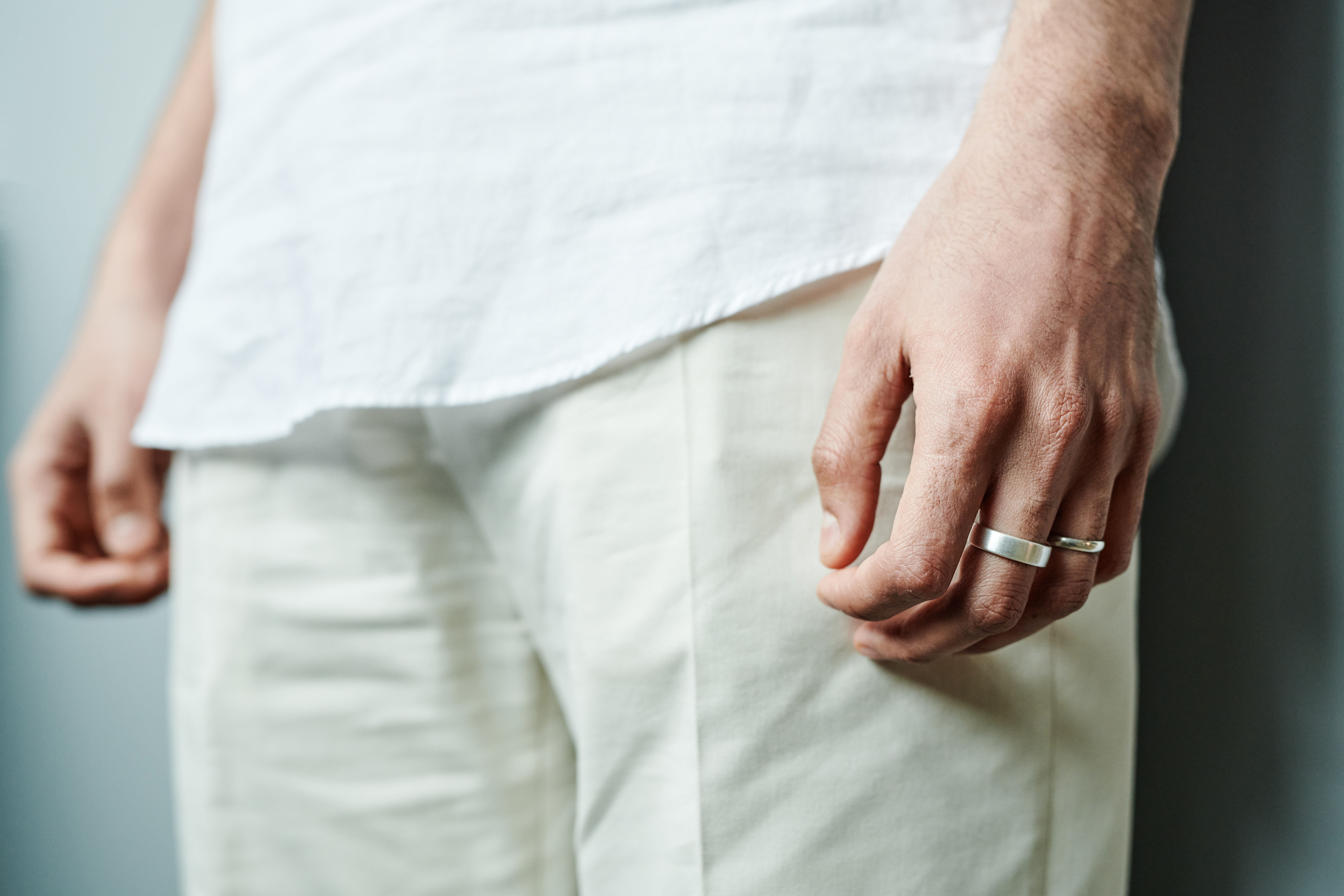 The woman notices her recently widowed colleague still wearing his wedding ring | Photo: Pexels