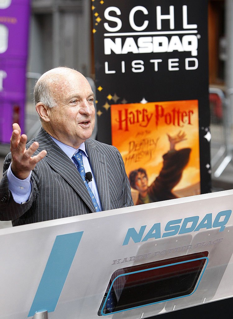 Richard Robinson spricht, bevor er die Eröffnungsglocke des Nasdaq Stock Market läutet, nachdem er die erste offizielle, handsignierte Kopie von "Harry Potter und die Heiligtümer des Todes" von J.K. Rowling enthüllte | Quelle: Getty Images