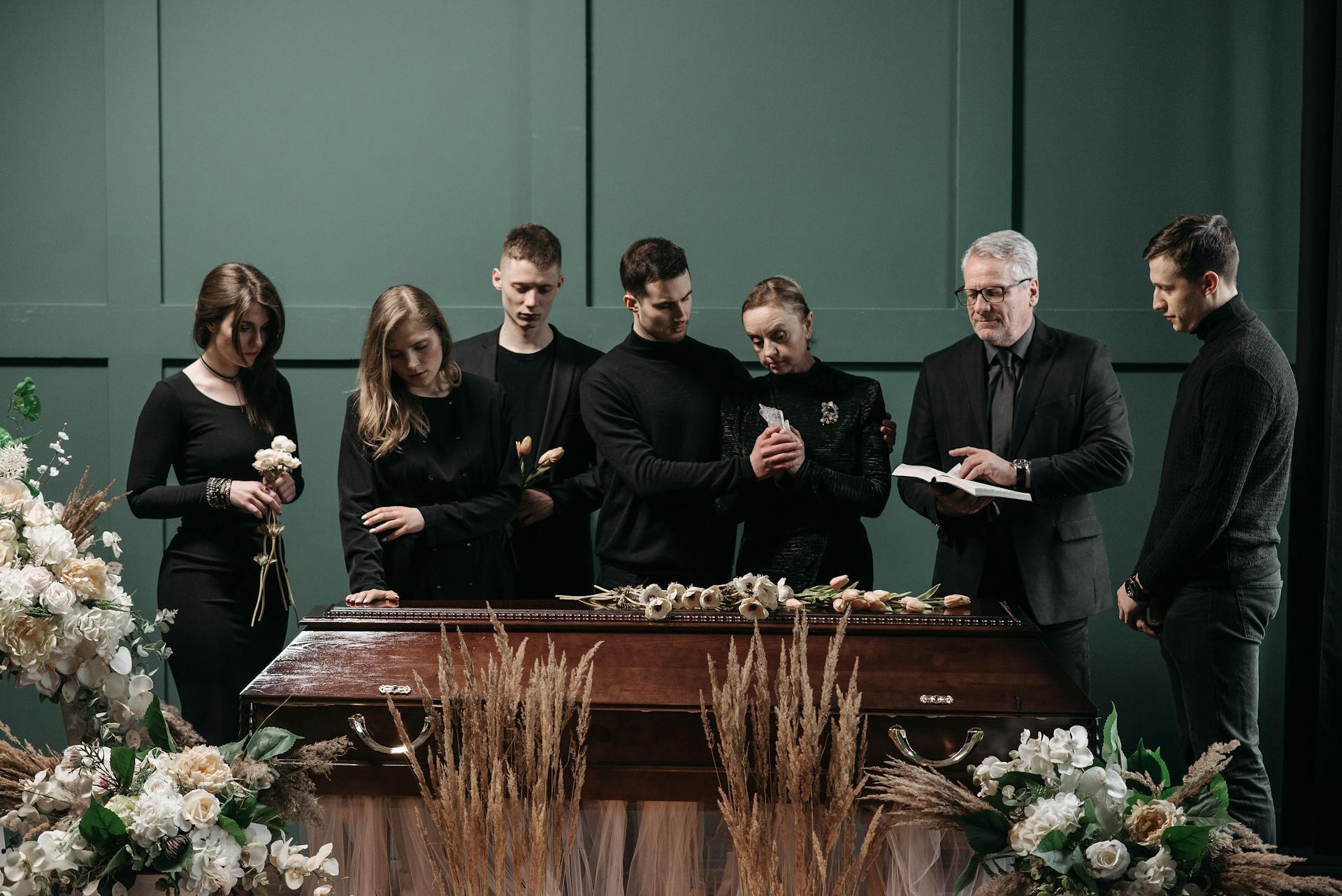 People at a funeral | Source: Pexels