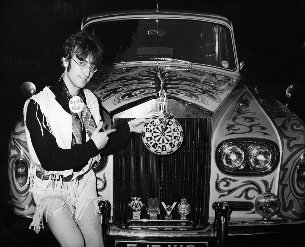 John Lennon junto a un Rolls Royce psicodélico en el Reino Unido, alrededor de 1960. | Foto: Getty Images
