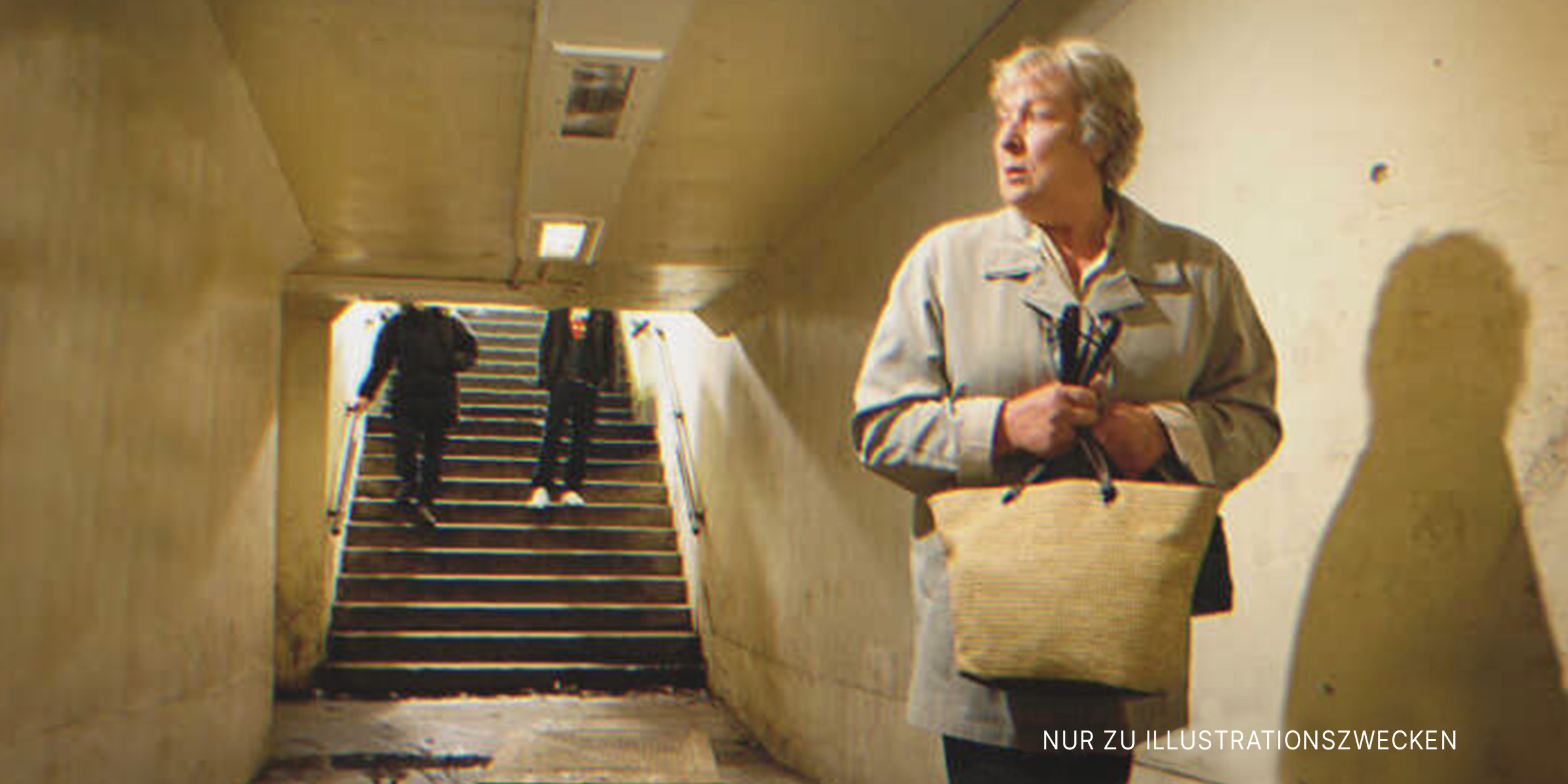 Ältere Frau umklammert ihre Tasche in der U-Bahn | Quelle: Getty Images