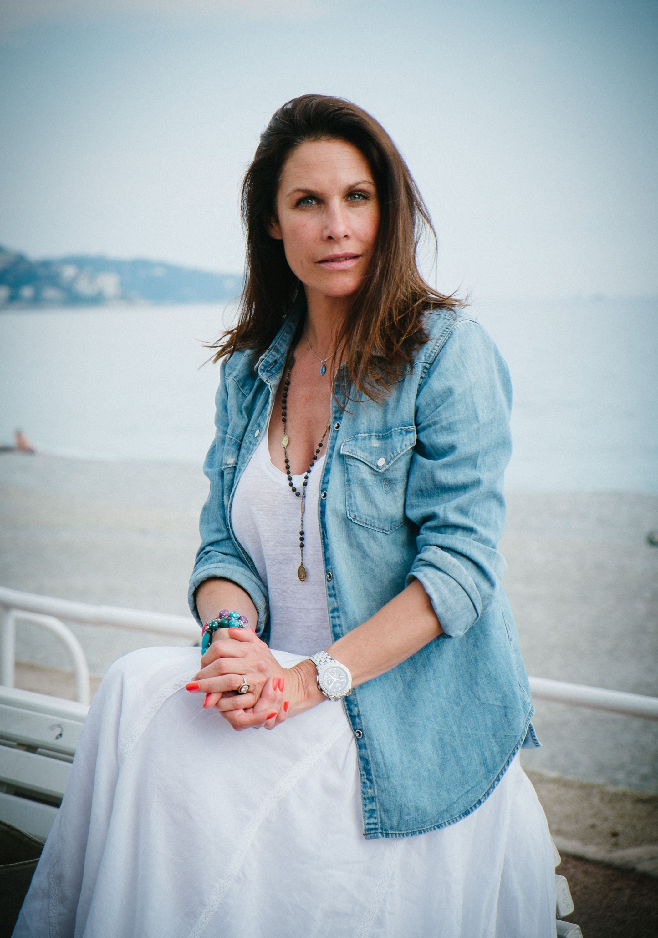 L'actrice française Astrid Veillon assiste au Festival du Livre de Nice 2013 et pose devant la mer sur la "Promenade des Anglais" le 8 juin 2013 à Nice, France. | Photo : Getty Images