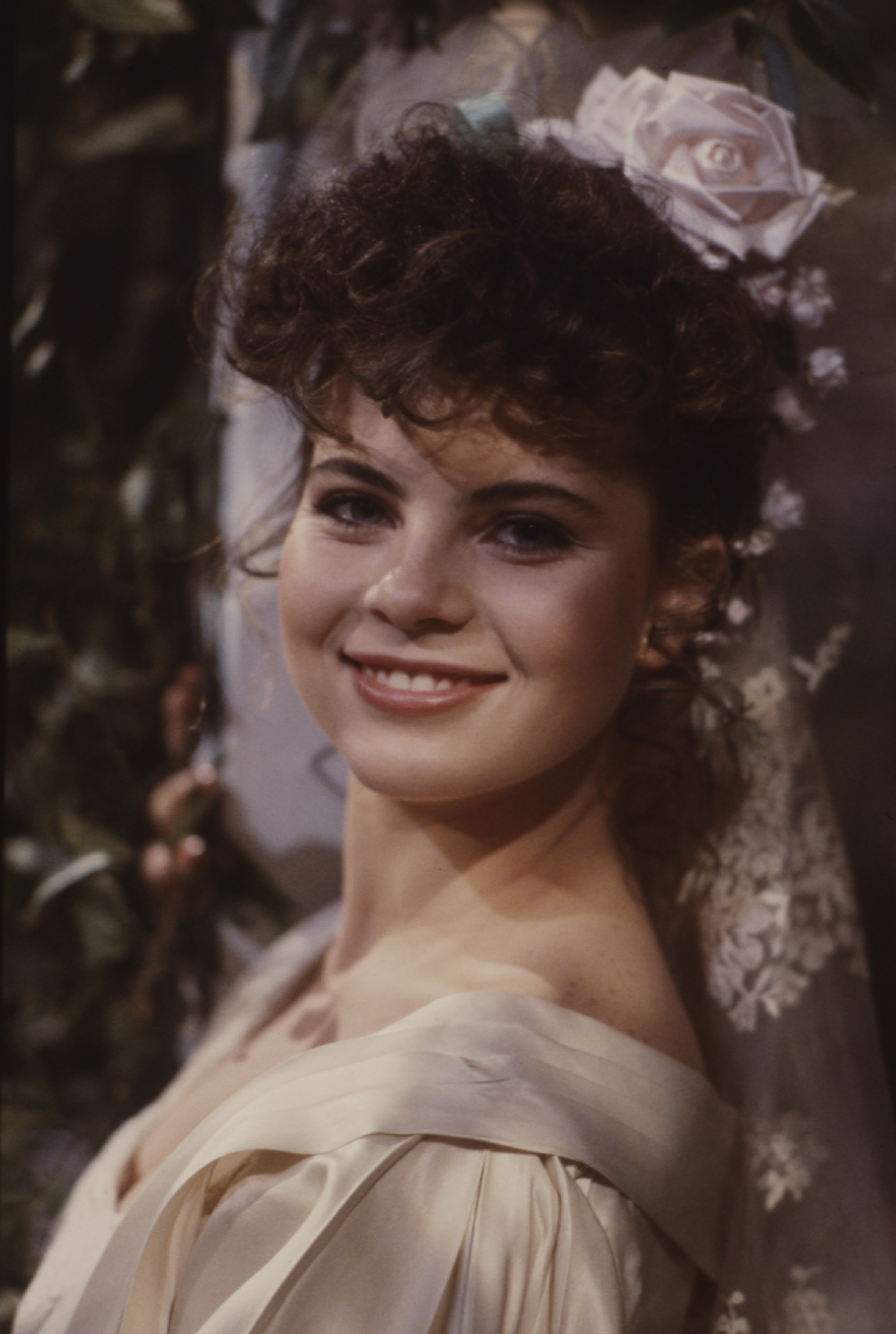 Yasmine Bleeth in "Ryan's Hope" in 1985. | Source: Getty Images