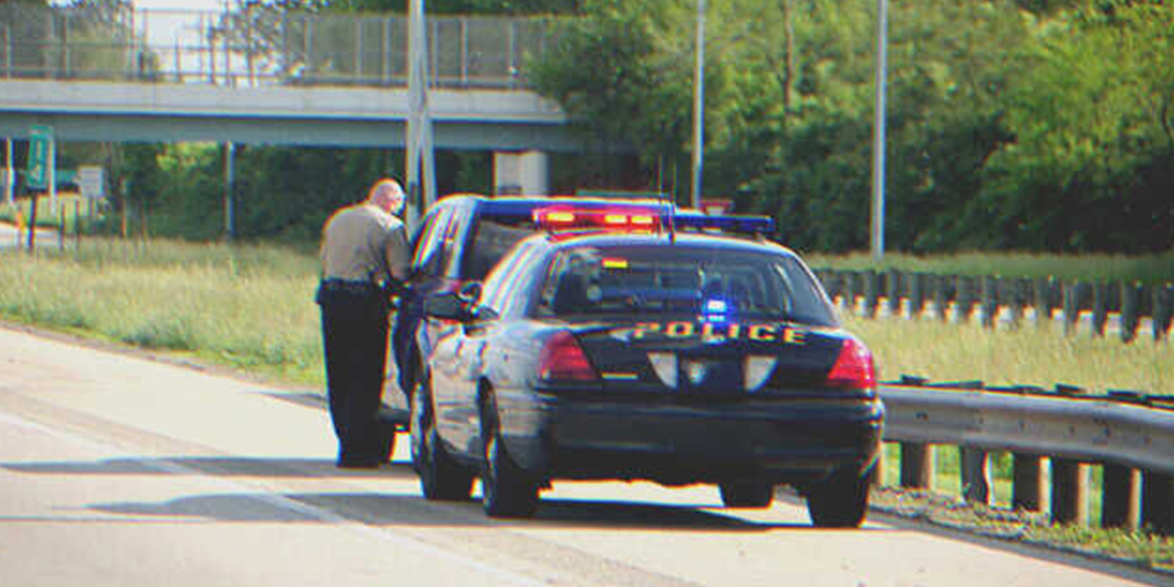 Un policía detiene a un auto | Foto: Shutterstock