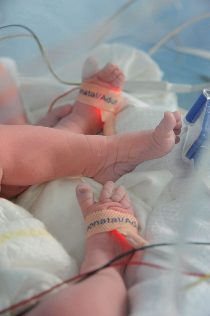 Des pieds de nouveaux-nés jumeaux. | Photo : Getty Images