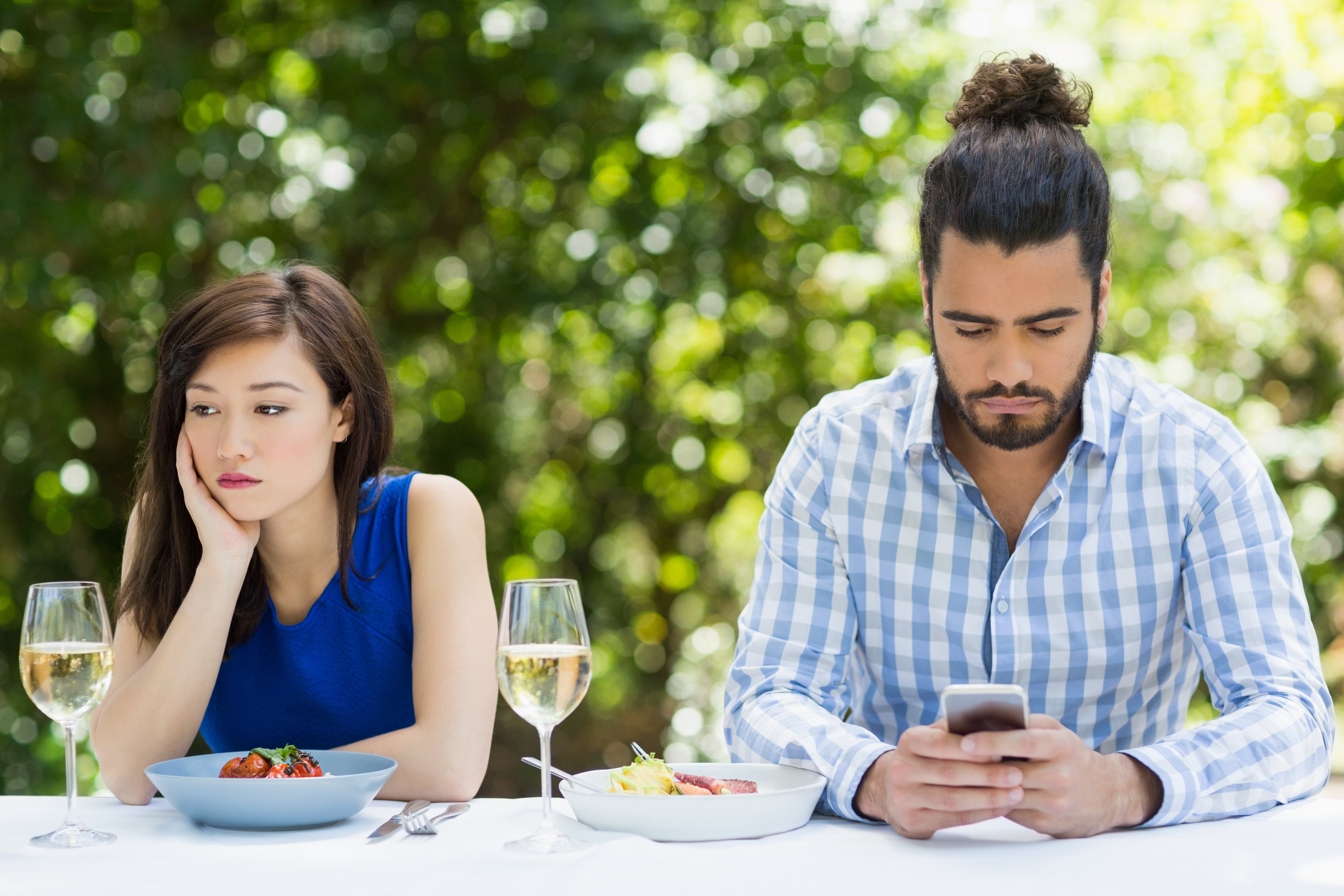 Hombre ignora a su pareja || Fuente: Shutterstock Hombre ignora a su pareja || Fuente: Shutterstock