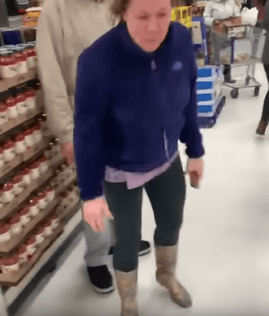 Une femme blanche est surprise en train d'attaquer un couple noir dans un supermarché ShopRite. l Source: YouTube/JustRandomStuff