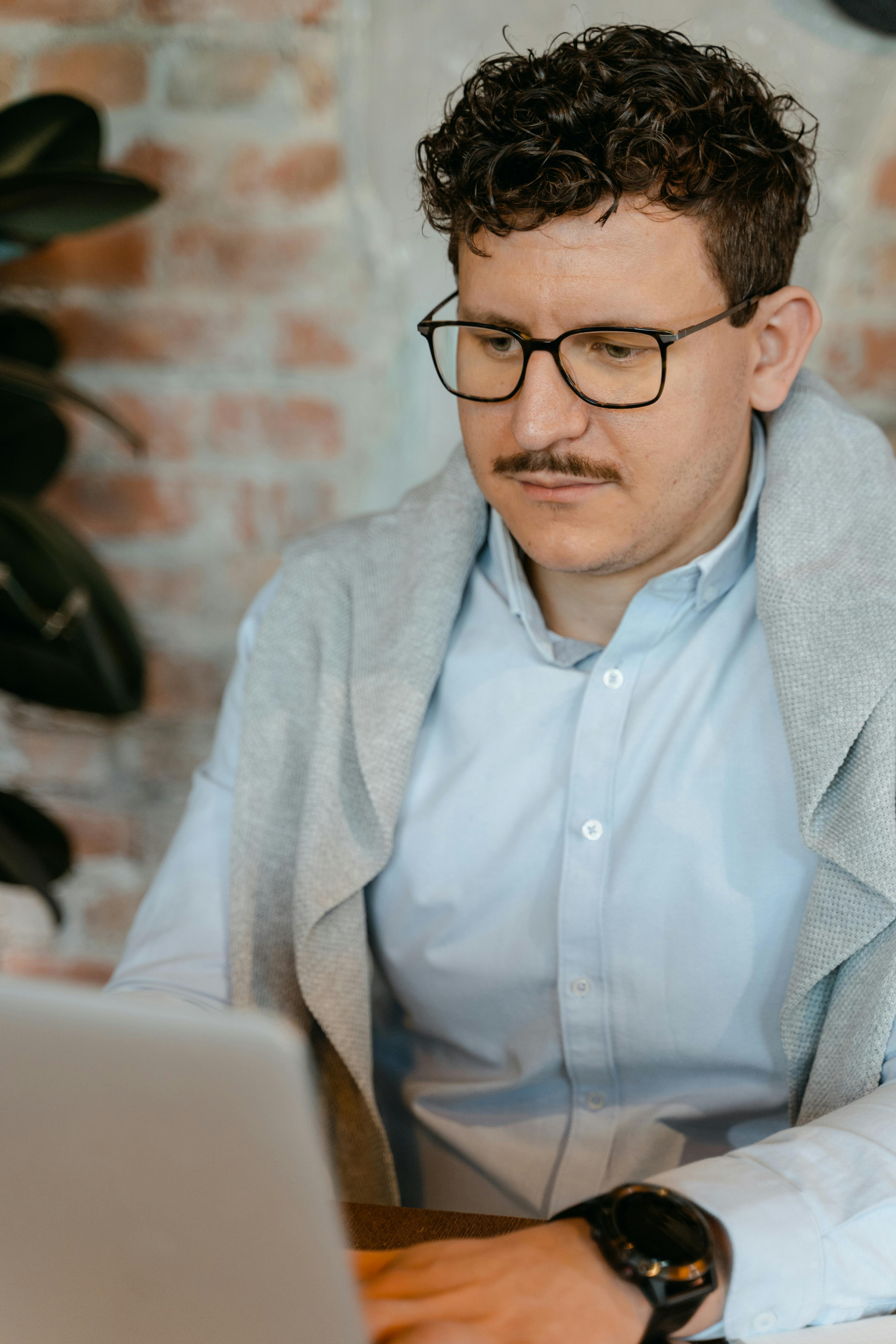 A serious man using a laptop | Source: Pexels