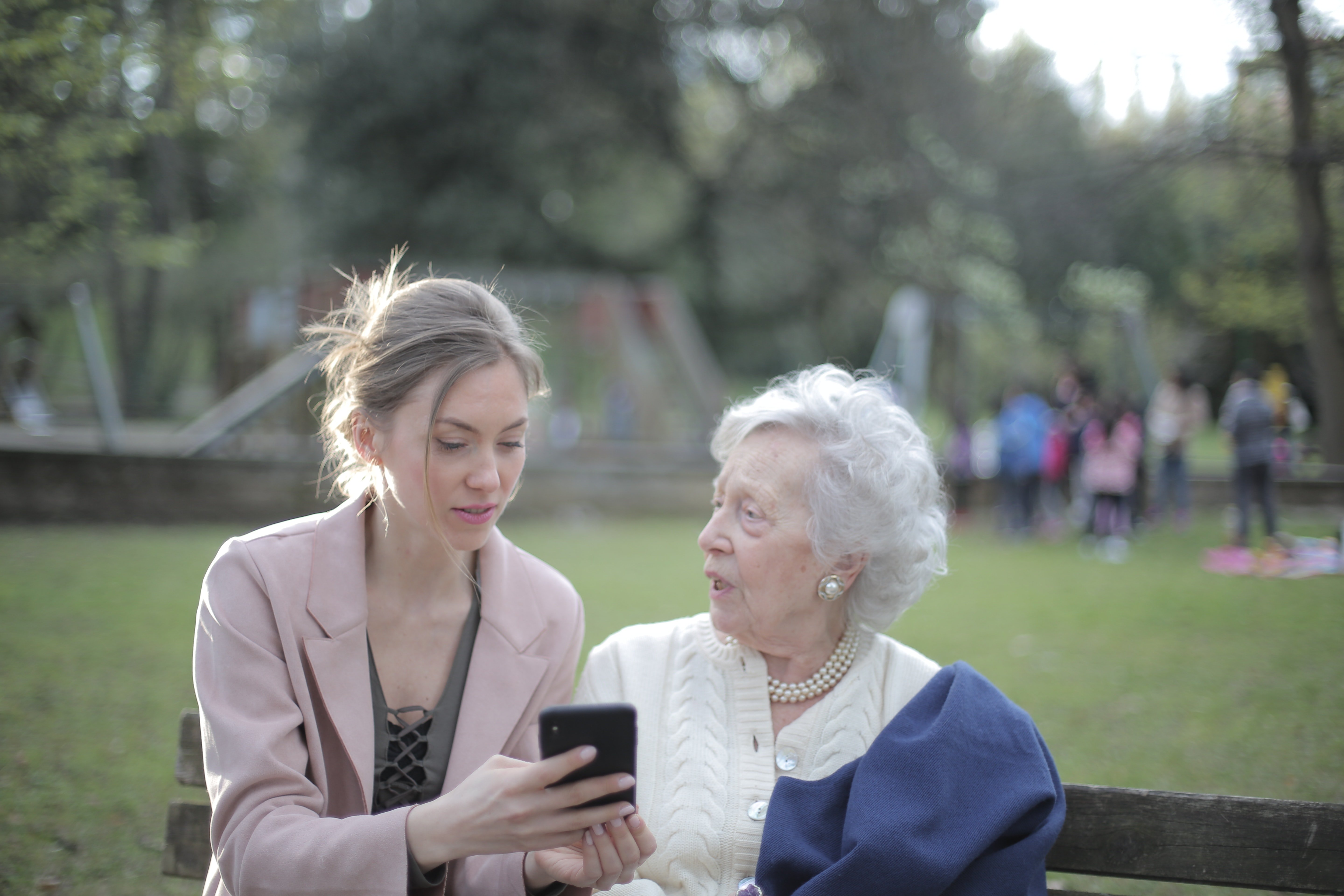 Una mujer joven y una anciana conversan en un parque. | Foto: Pexels
