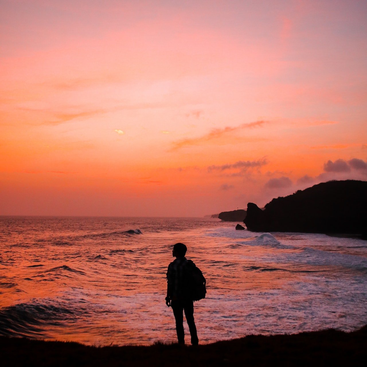 Photo of a man standing in the seashore | Photo: Pexels