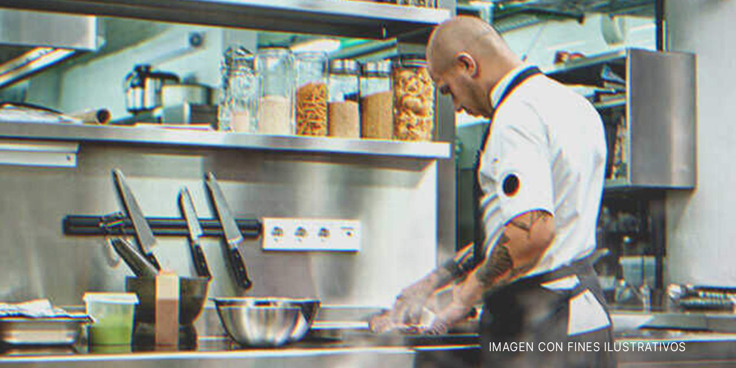 Hombre en una cocina profesional. | Foto: Shutterstock