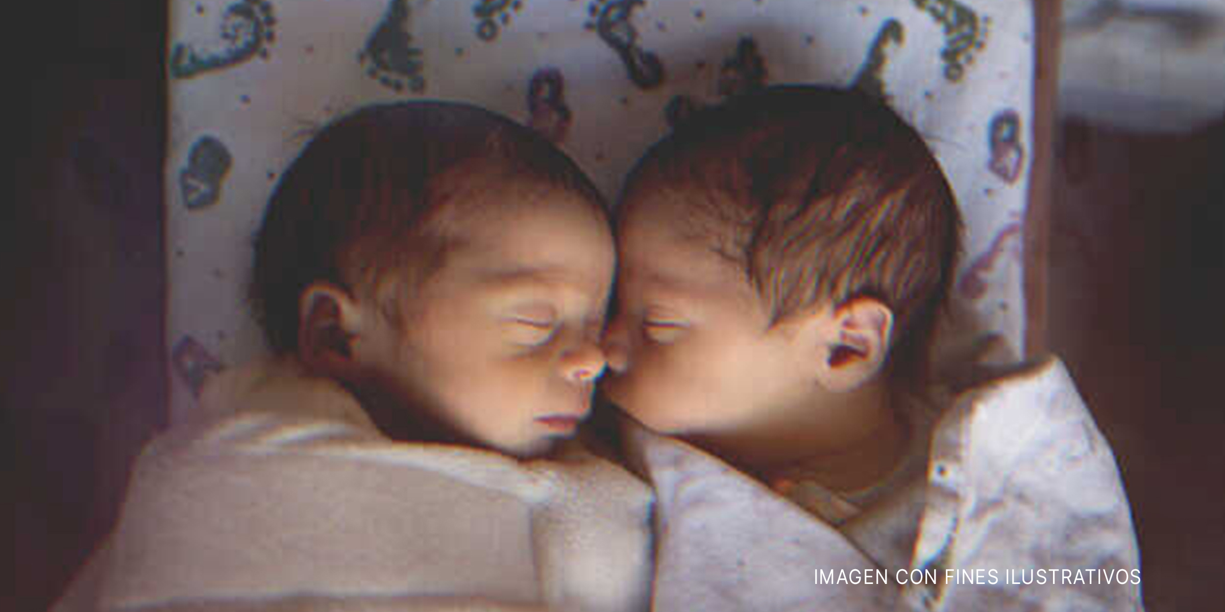 Gemelas recién nacidas durmiendo juntas. | Foto: Getty Images