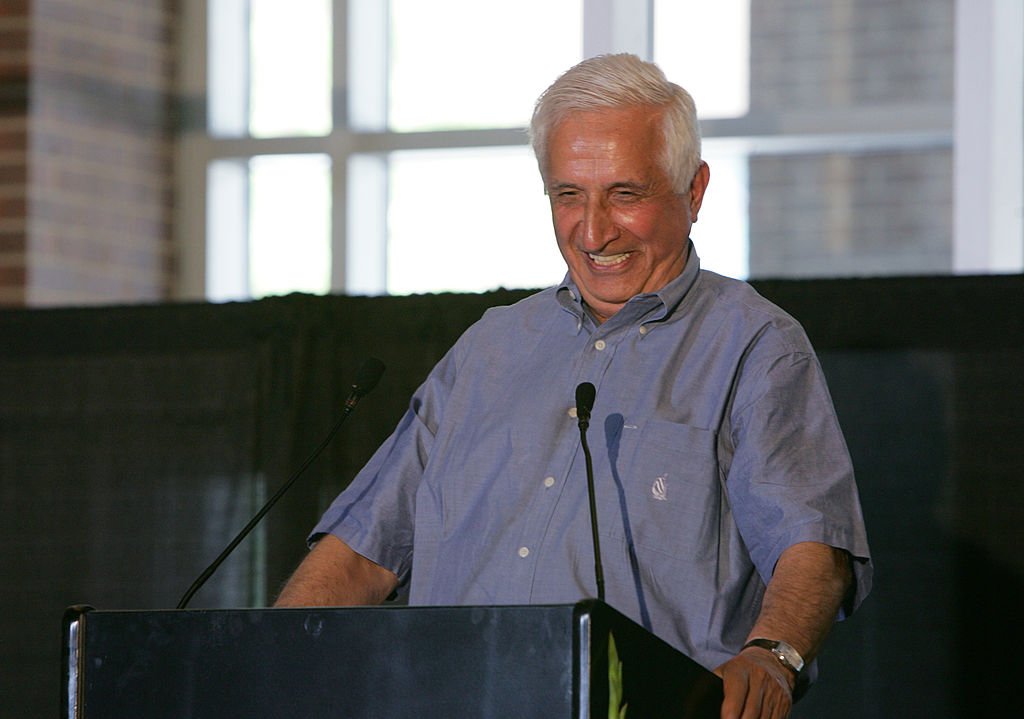 Late Sid Hartman explained how the Minneapolis Lakers acquired George Mikan during the Mikan memorial service July 31, 2005 at the Target Center in Minneapolis, Minnesota. | Photo: Getty Images