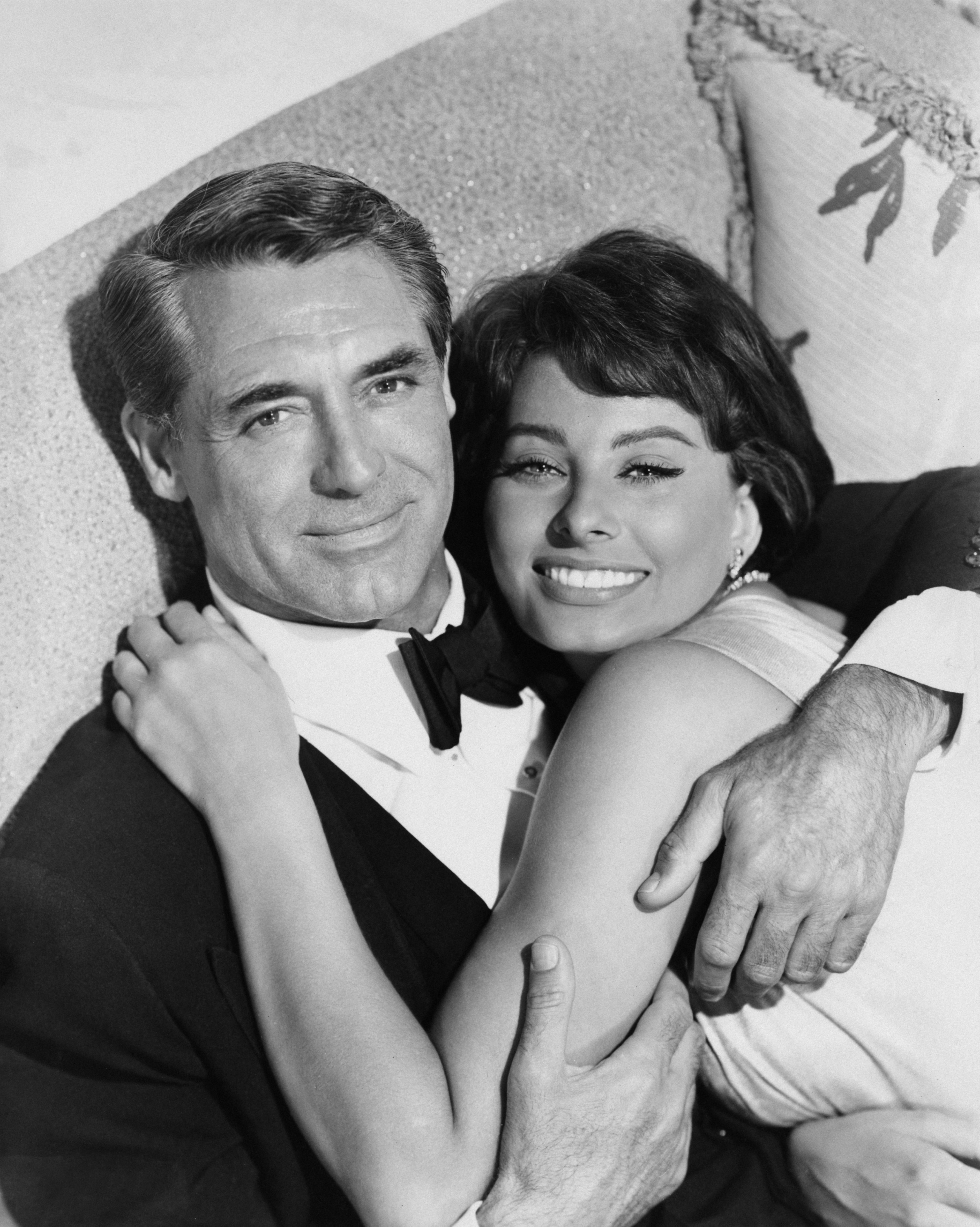 Der britisch-amerikanische Schauspieler Cary Grant mit der italienischen Schauspielerin Sophia Loren, seinem Co-Star im Film "Houseboat", 1958. | Quelle: Getty Images