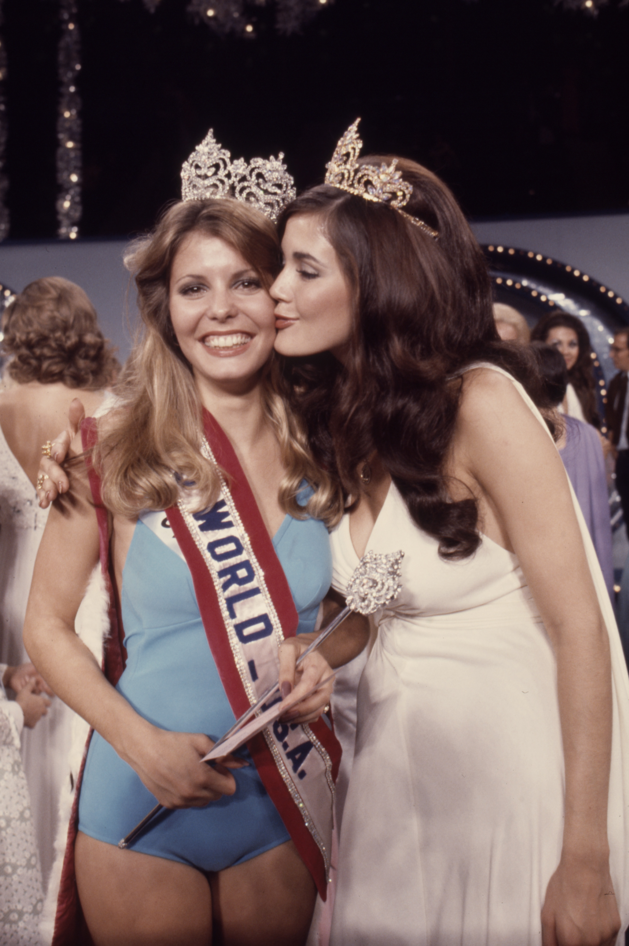 Miss Indiana (izquierda) y Lynda Carter en el certamen de Miss Mundo en 1972 | Foto: Getty Images
