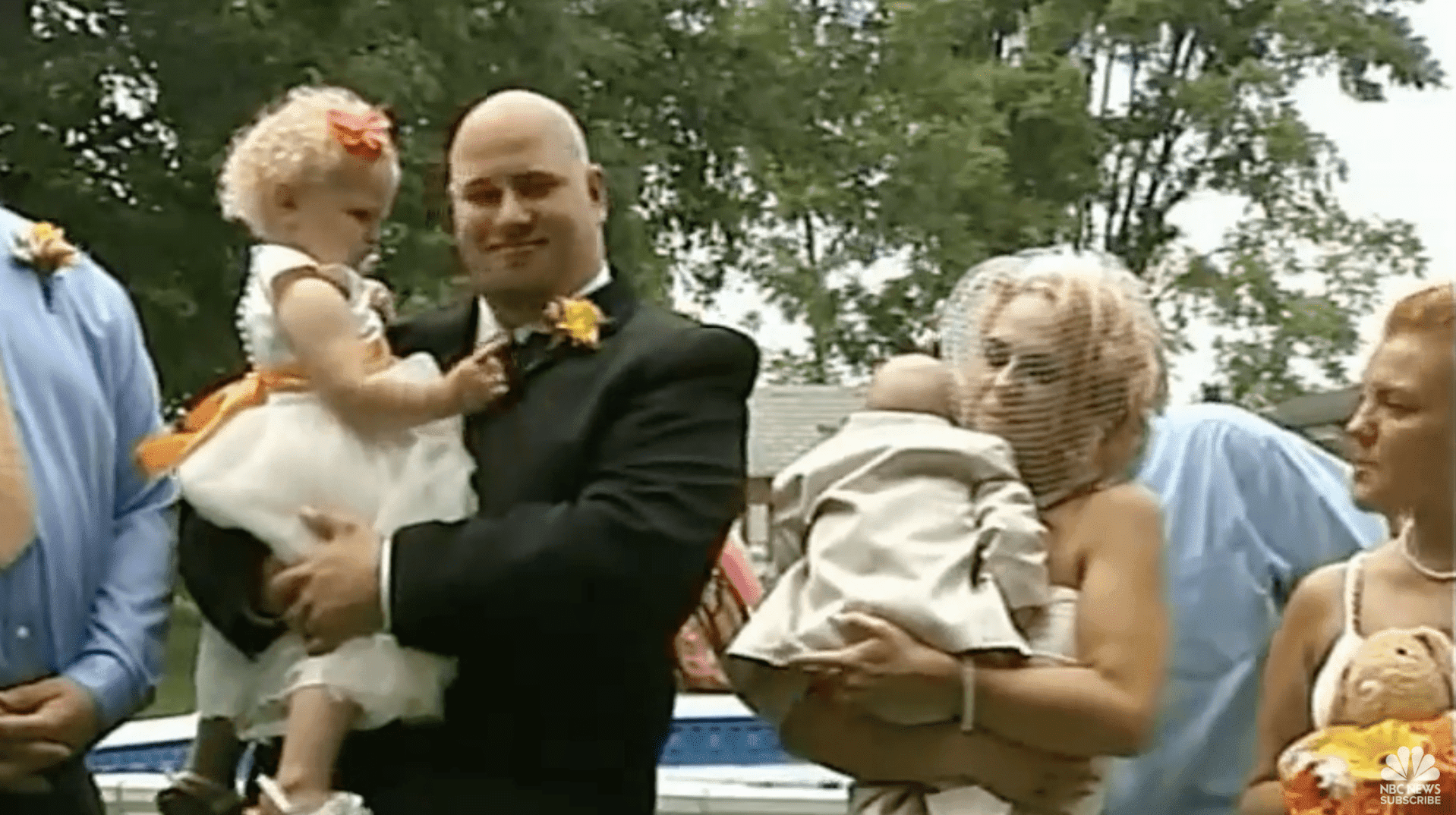 Christine et Sean à leur mariage avec leur fils Logan comme témoin | Source : YouTube/NBC Actualités