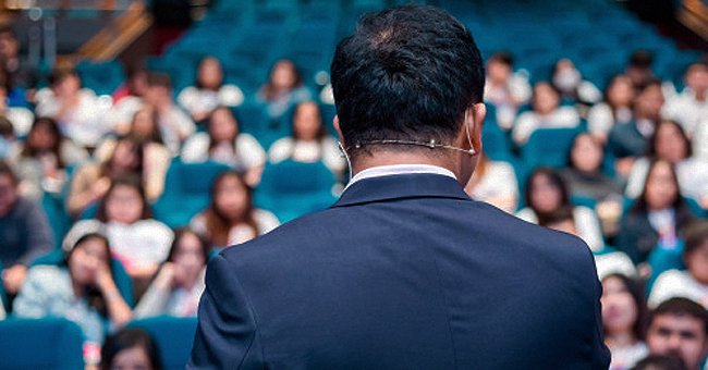 A man talking to an audience | Photo: Freepik