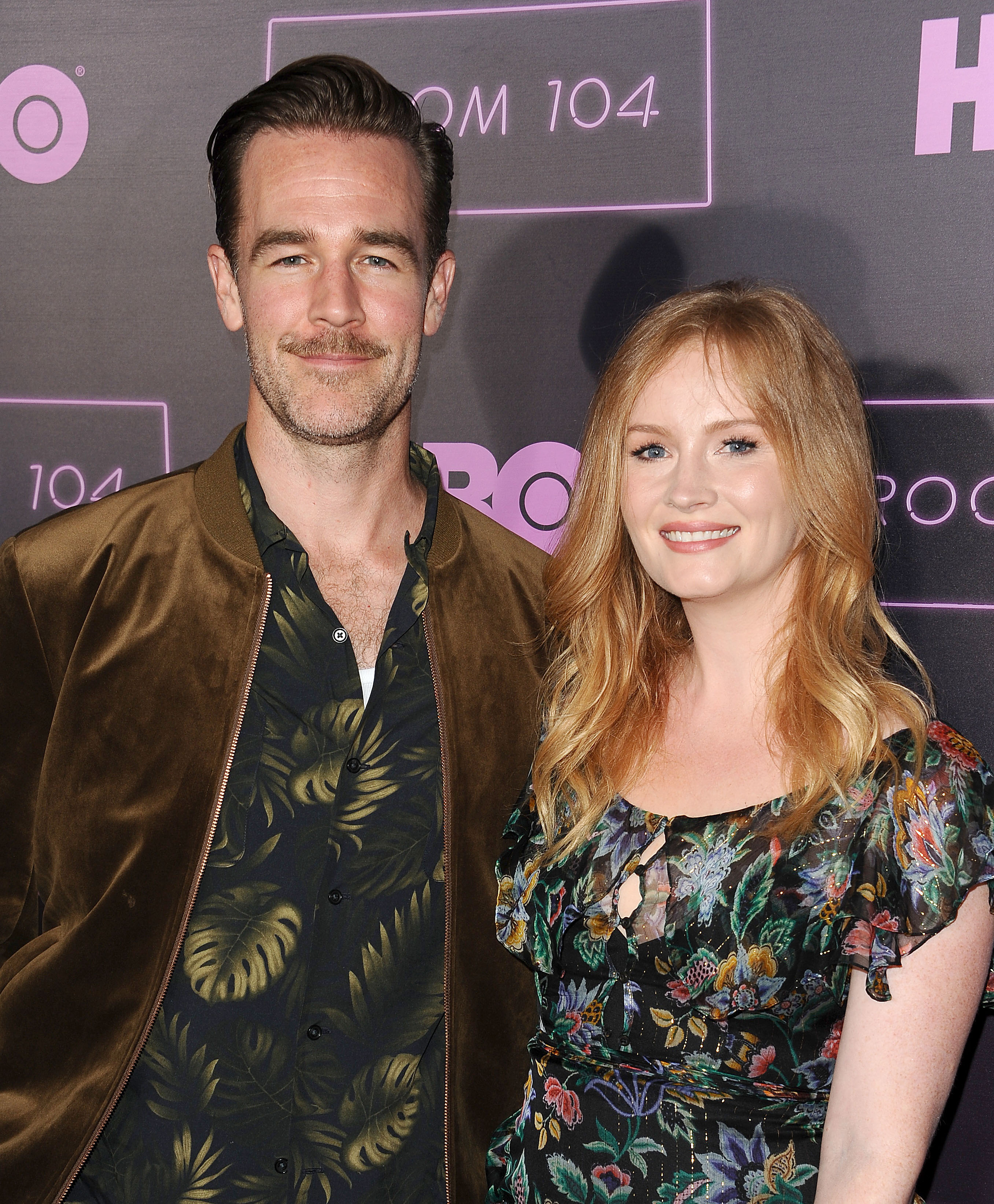 James and Kimberly Van Der Beek attend the premiere of "Room 104," 2017 | Source: Getty Images