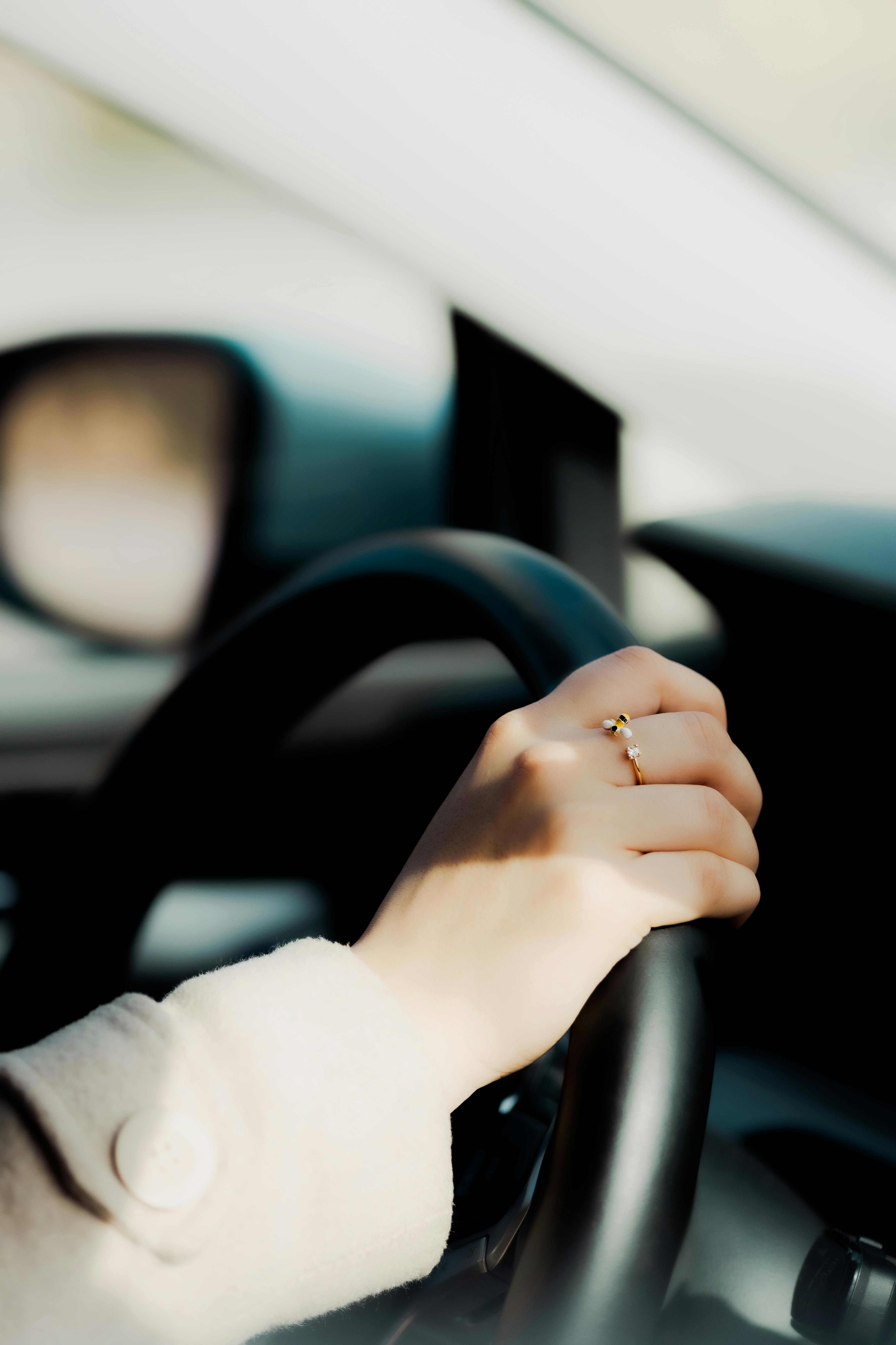 A womans hand grasping a stirring wheel | Source: Pexels