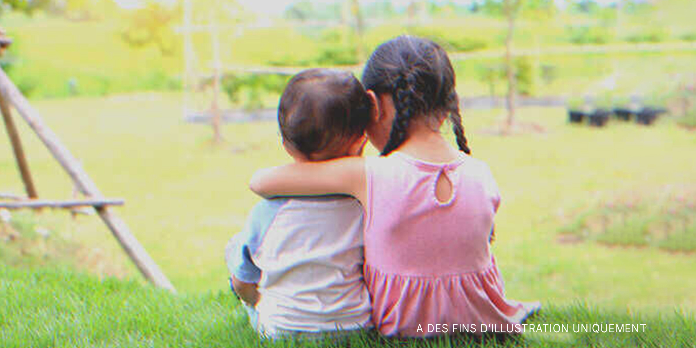 Une petite fille serrant son frère dans ses bras | Source : Shutterstock