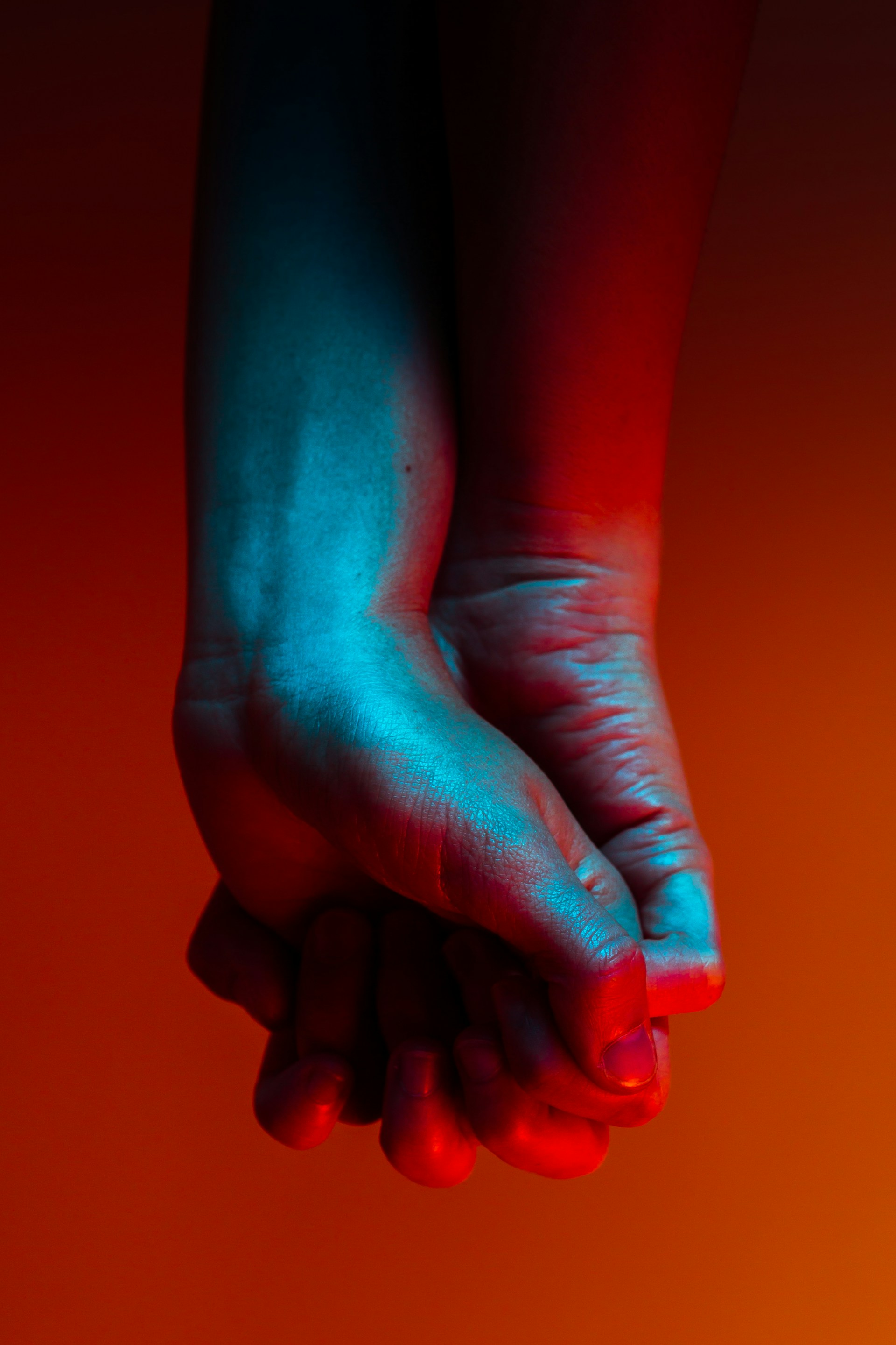A couple holding hands | Source: Unsplash