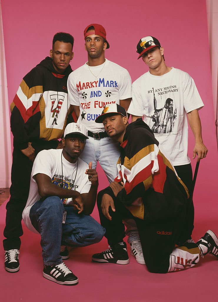 Die amerikanische Hip-Hop-Gruppe Marky Mark und der Funky Bunch, circa 1990. Sie sind Mark Wahlberg, Scott Ross (alias Scottie Gee), Hector Barros (alias Hector the Booty Inspector), Terry Yancey (alias DJ-T) und Anthony Thomas ( alias Ashey Ace). (Foto von Tim Roney) | Quelle: Getty Images