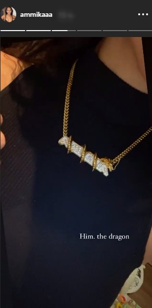 A picture of Ammika Harris showcasing her necklace. | Photo: Instagram/ammikaaa