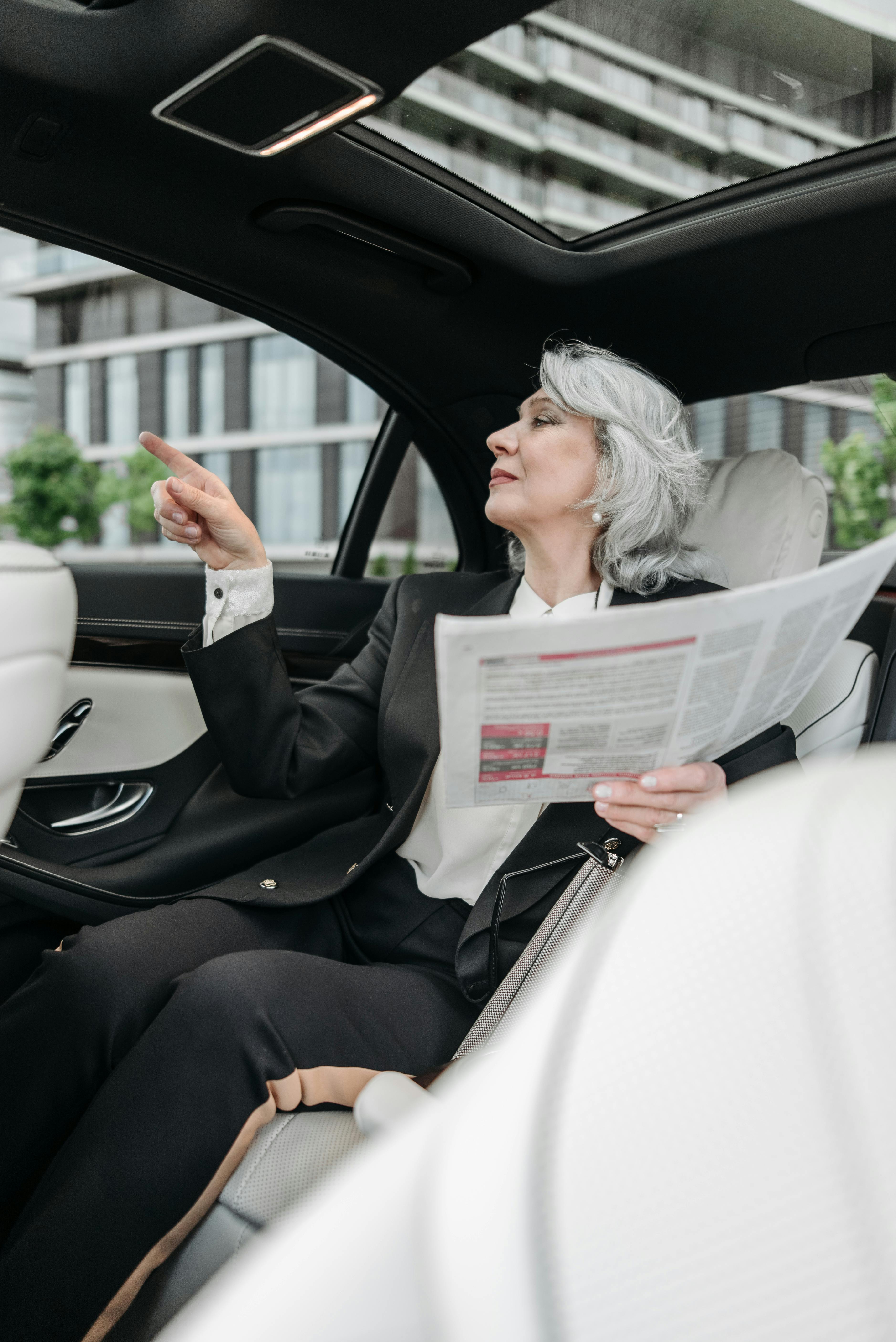 The elderly woman talking to her family in the car | Source: Pexels