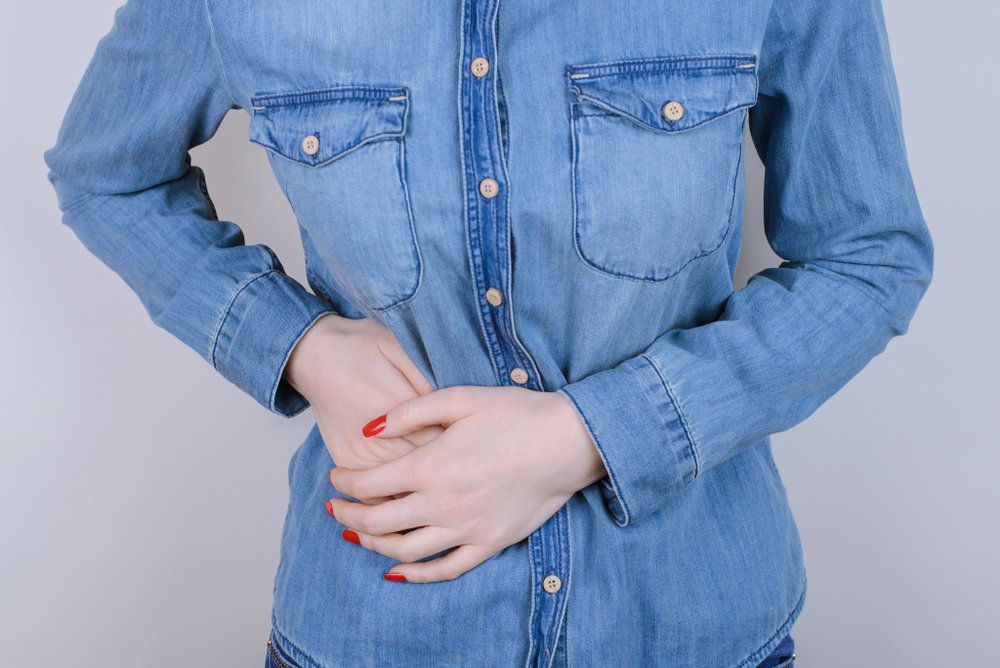 Une femme avec un problème d'estomac. | Photo : Shutterstock