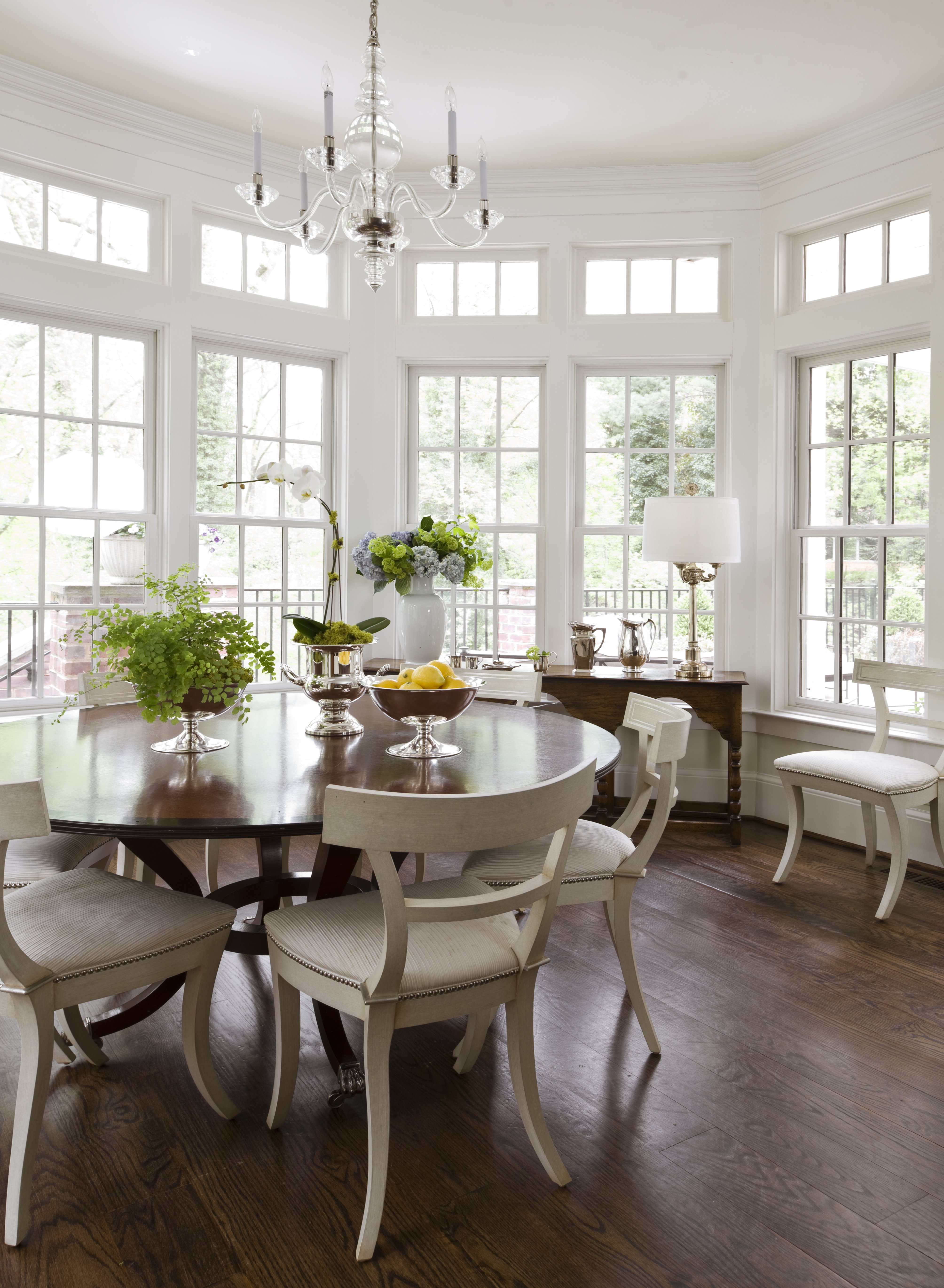 Geoff Tracy and Norah O'Donnell's wooden floor dining area that features a matching round table and beige chairs. | Photo: Getty Images