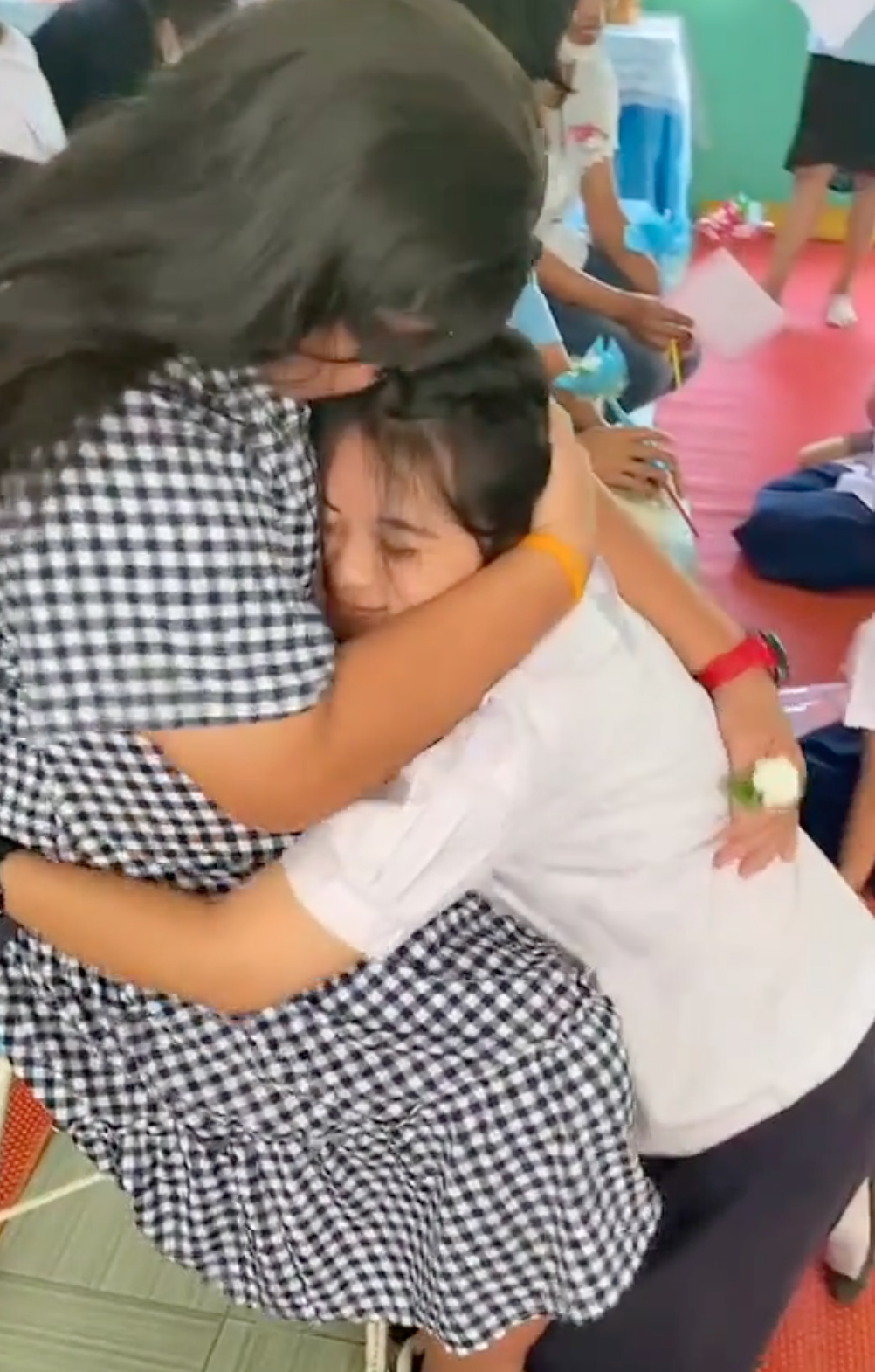 They shared a long embrace during the event. | Source: TikTok.com/joey_kp