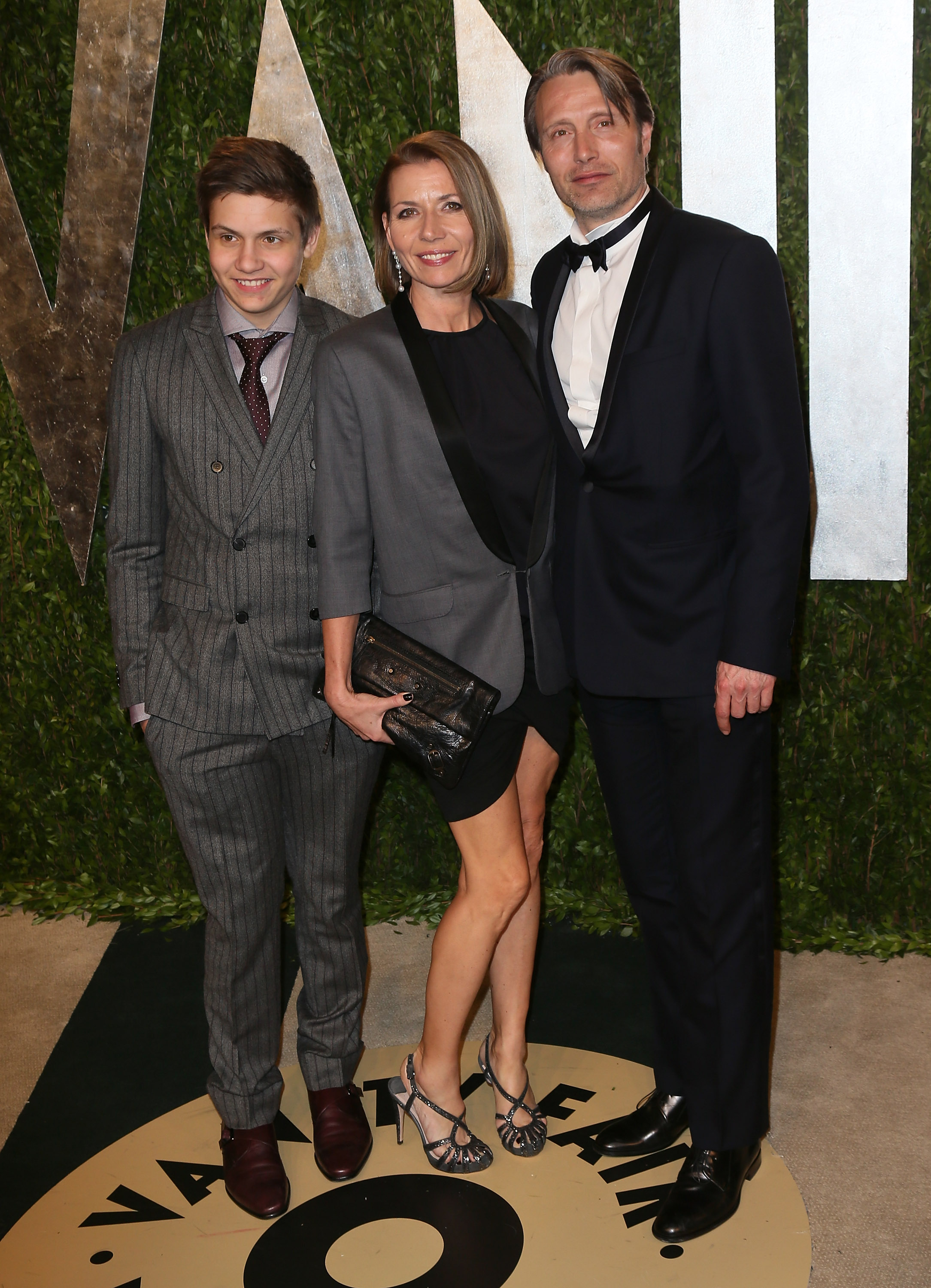Mads Mikkelsen, Carl Mikkelsen und Hanne Jacobsen auf der Vanity Fair Oscar Party am 24. Februar 2013 in Kalifornien. | Quelle: Getty Images