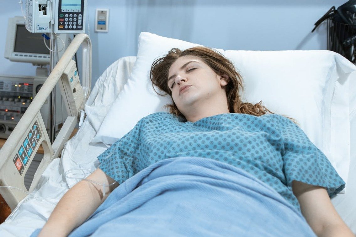 Una mujer descansa sobre una camilla de hospital. | Foto: Pexels
