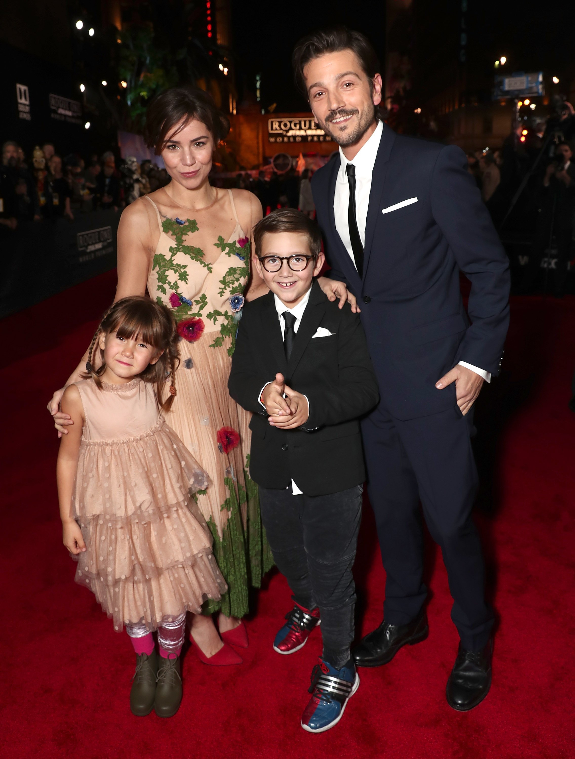 Diego Luna, Camila Sodi, and their children Jerónimo and Fiona at the premiere of "Rogue One: A Star Wars Story" on December 10, 2016 | Source: Getty Images