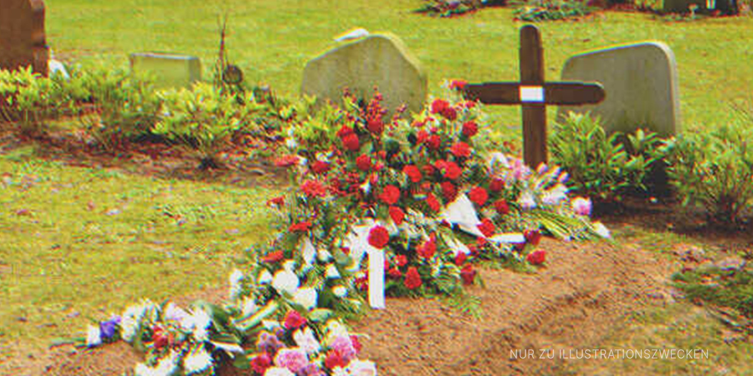 Blumen auf einem Grab. | Quelle: Shutterstock