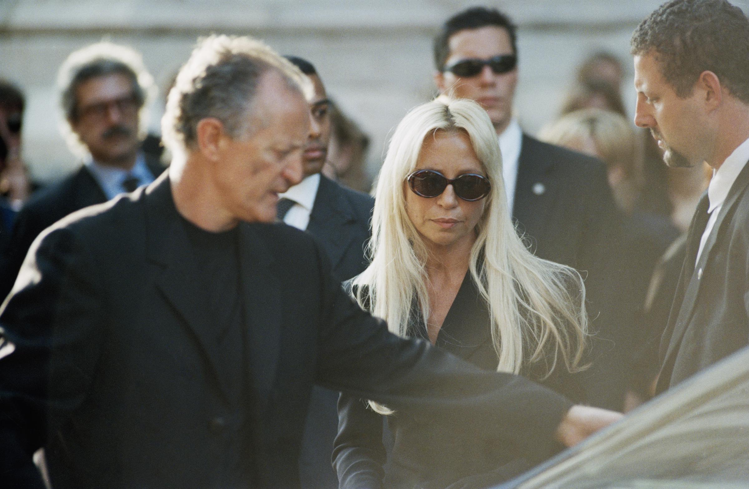 Santo and Donatella Versace at the last tribute to Gianni Versace at Milan Cathedral in Italy, 1997. | Source: Getty Images