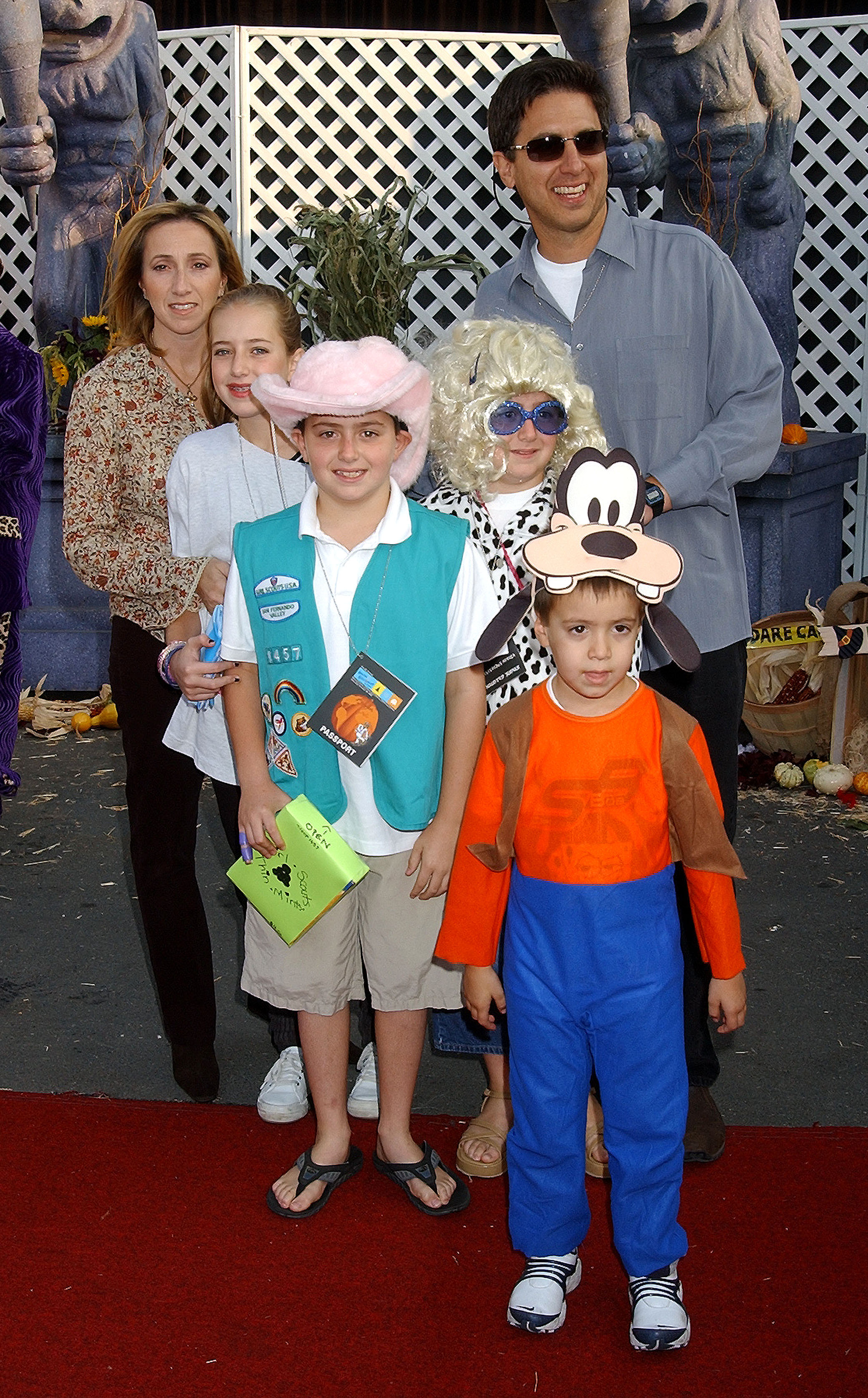 Ray Romano with his wife and children photographed in Santa Monica, California on October 26, 2002 | Source: Getty Images