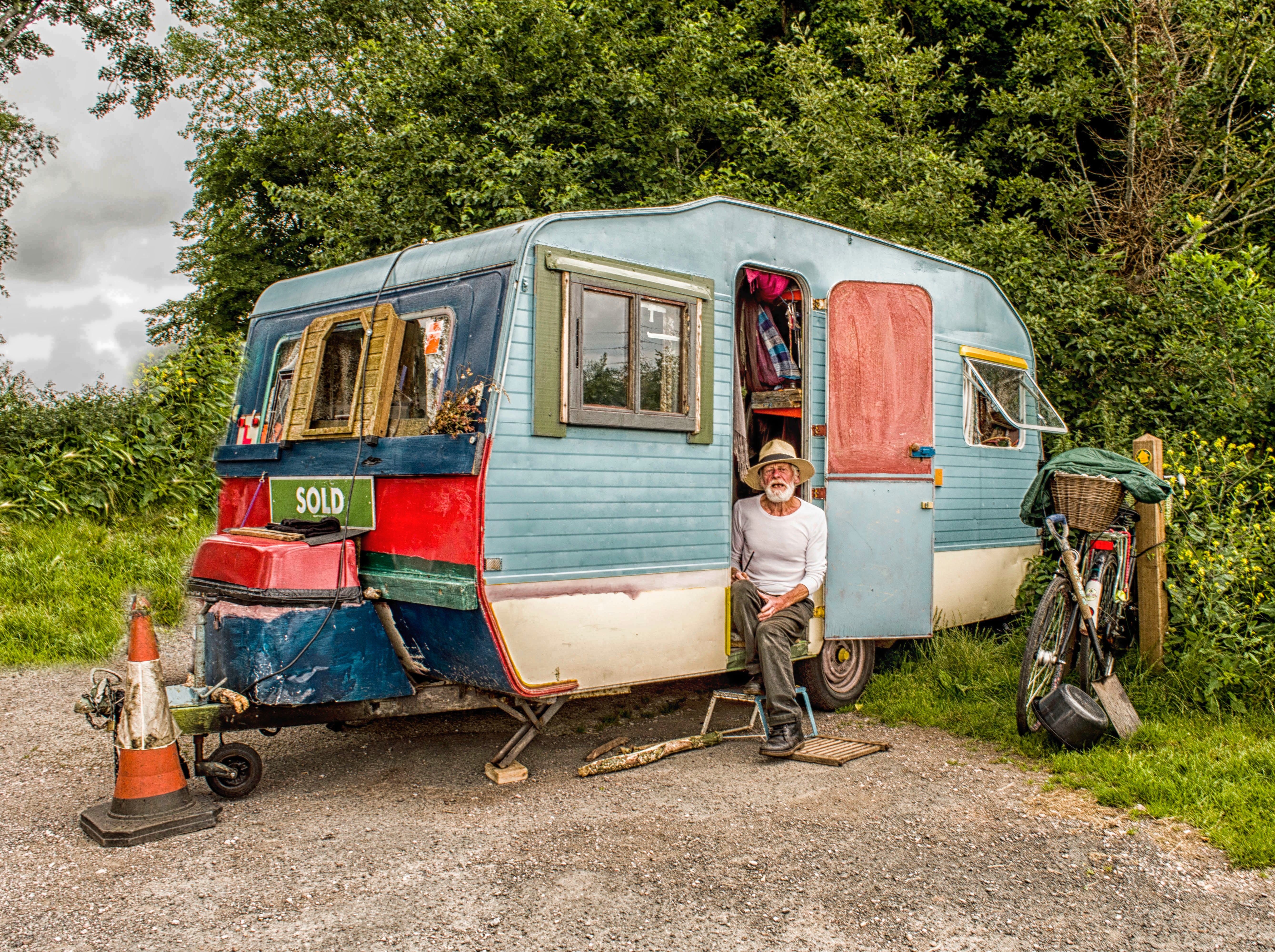 When Peter is at work, his old neighbor stays in his trailer to babysit his children. | Source: Pexels