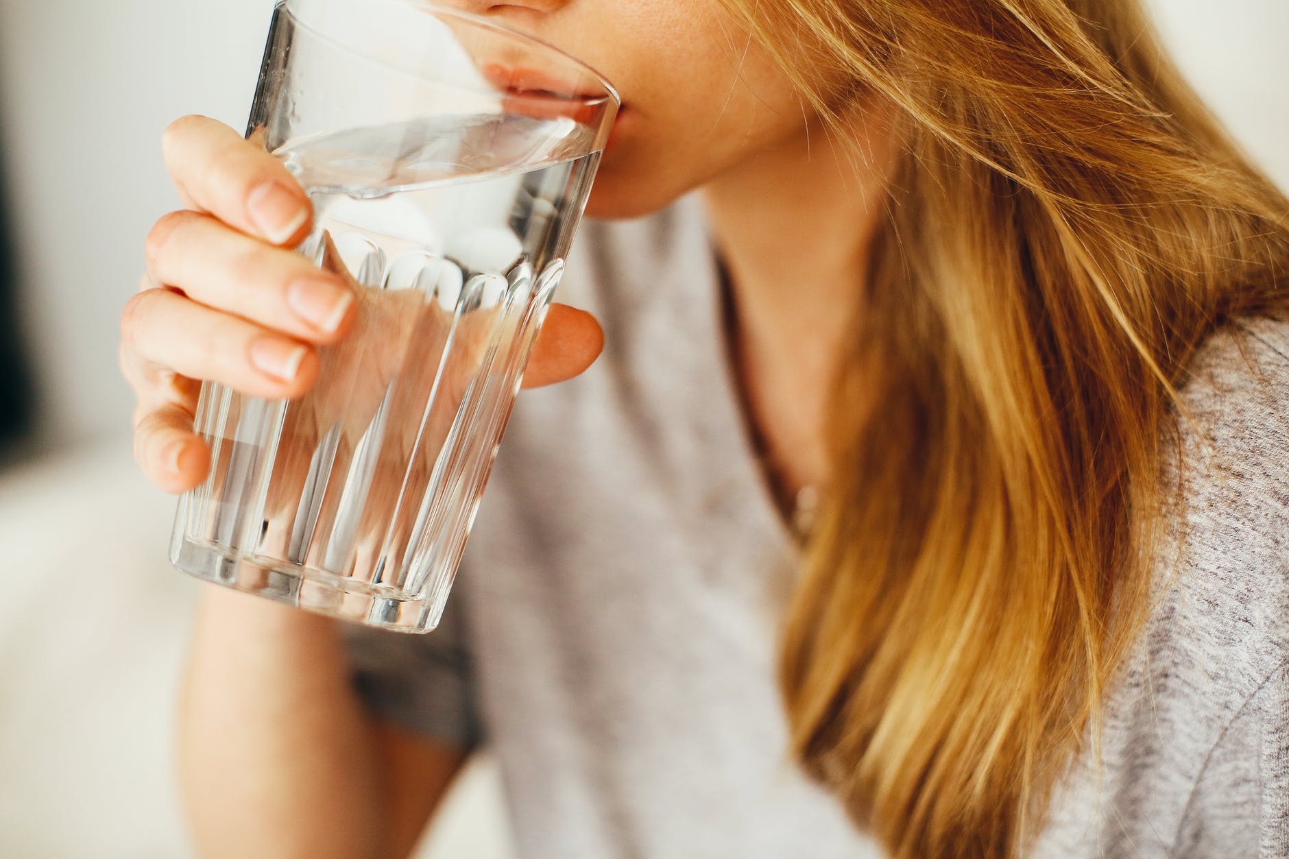 Mujer bebiendo agua. | Imagen: Pexels